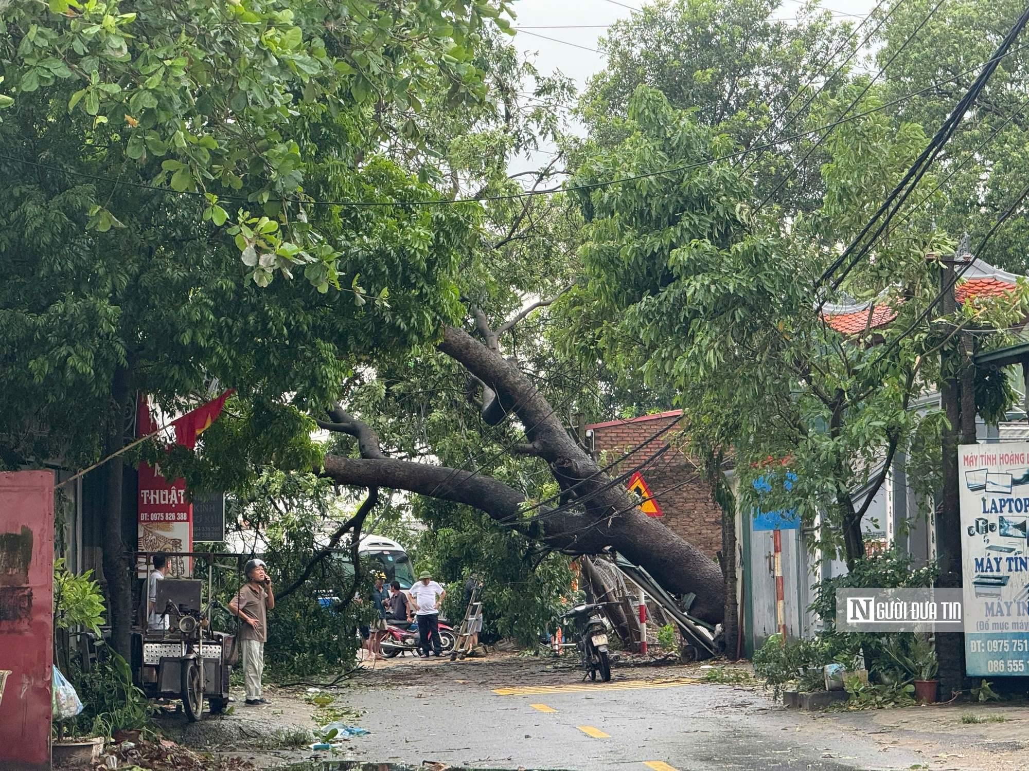 Đường phố tan hoang, Hà Nội tất bật dọn dẹp sau bão- Ảnh 17.