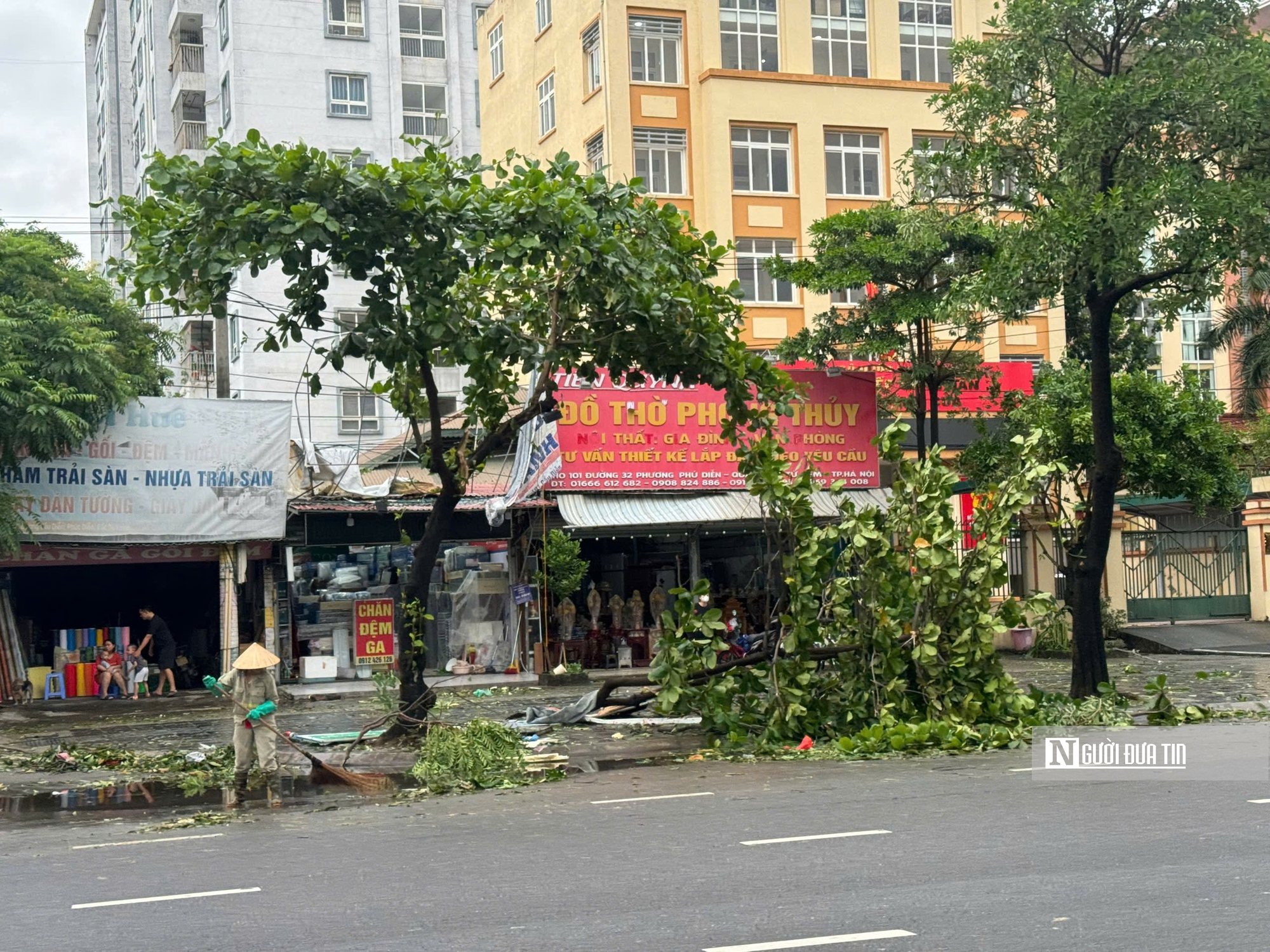 Đường phố tan hoang, Hà Nội tất bật dọn dẹp sau bão- Ảnh 18.