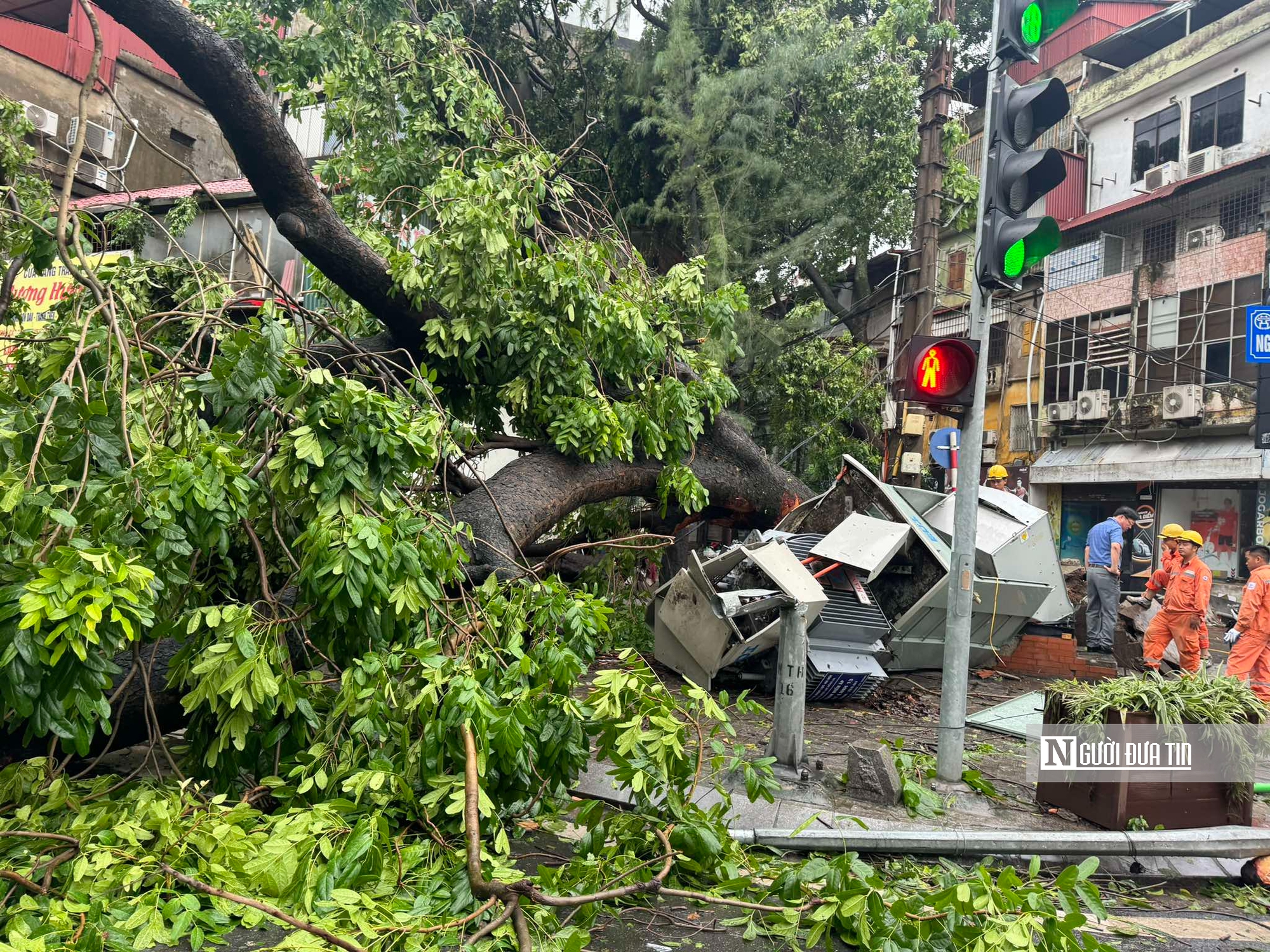 Hà Nội: 2 người thiệt mạng, 4 người bị thương, hàng trăm sự cố giao thông do bão số 3- Ảnh 1.