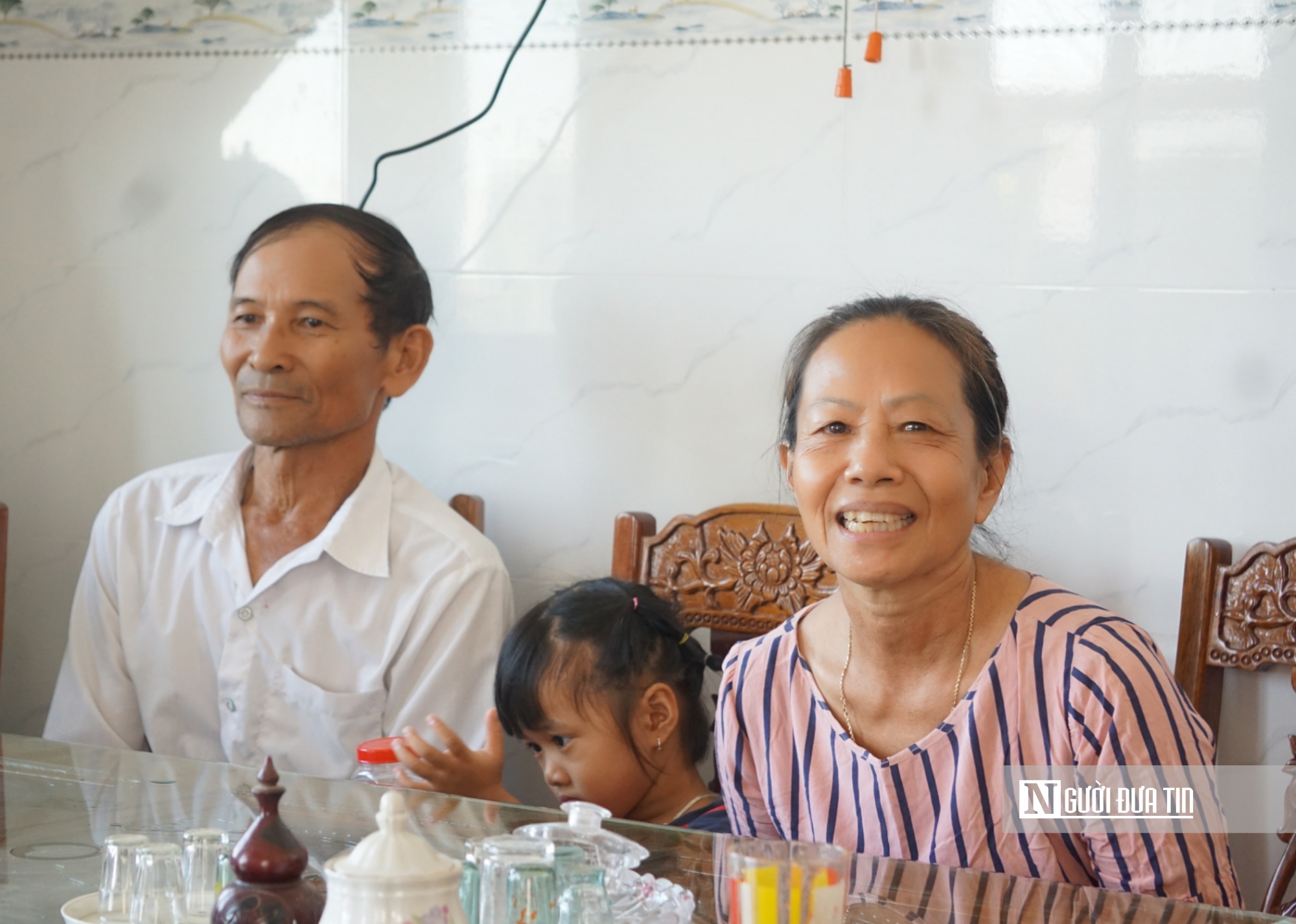 Niêm vui trong căn nhà mới của gia đình ông Huỳnh Văn Lưu (63 tuổi) và bà Trần Thị Nhật Phượng (63 tuổi) ở khu TĐC thôn Hòa Đại (xã Cát Hiệp). Ảnh: Thu Dịu Niêm vui trong căn nhà mới của gia đình ông Huỳnh Văn Lưu (63 tuổi) và bà Trần Thị Nhật Phượng (63 tuổi) ở khu TĐC thôn Hòa Đại (xã Cát Hiệp). Ảnh: Thu Dịu