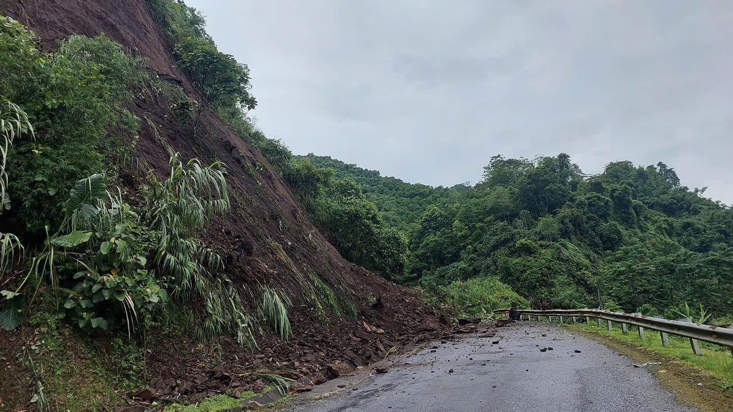Khẩn cấp: Toàn bộ 8 cửa đáy Thủy điện Tuyên Quang được mở xả lũ đồng loạt- Ảnh 4. Khẩn cấp: Toàn bộ 8 cửa đáy Thủy điện Tuyên Quang được mở xả lũ đồng loạt- Ảnh 4.