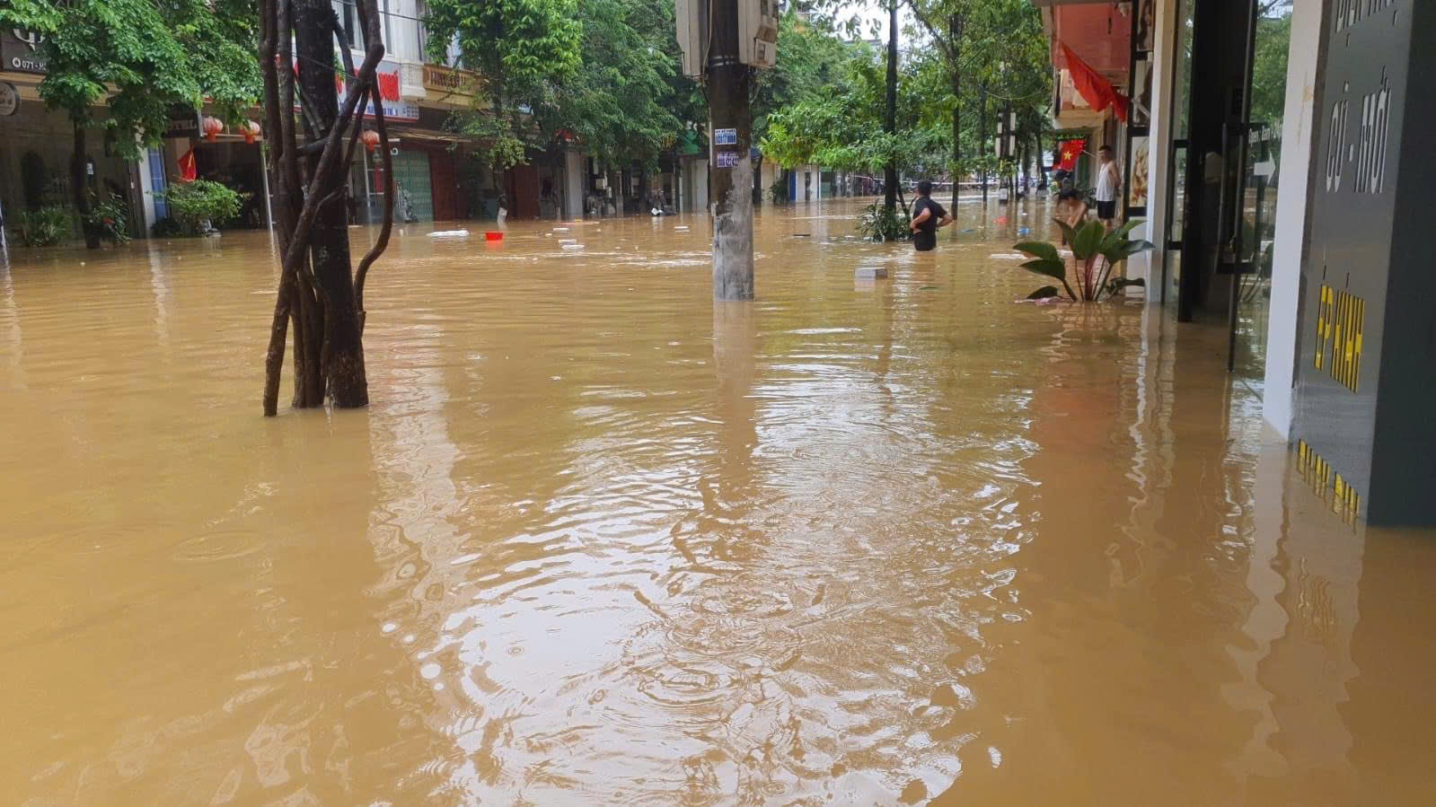 Lào Cai: Nhiều người thương vong do bão Yagi, Chủ tịch UBND tỉnh chỉ đạo khẩn- Ảnh 2.