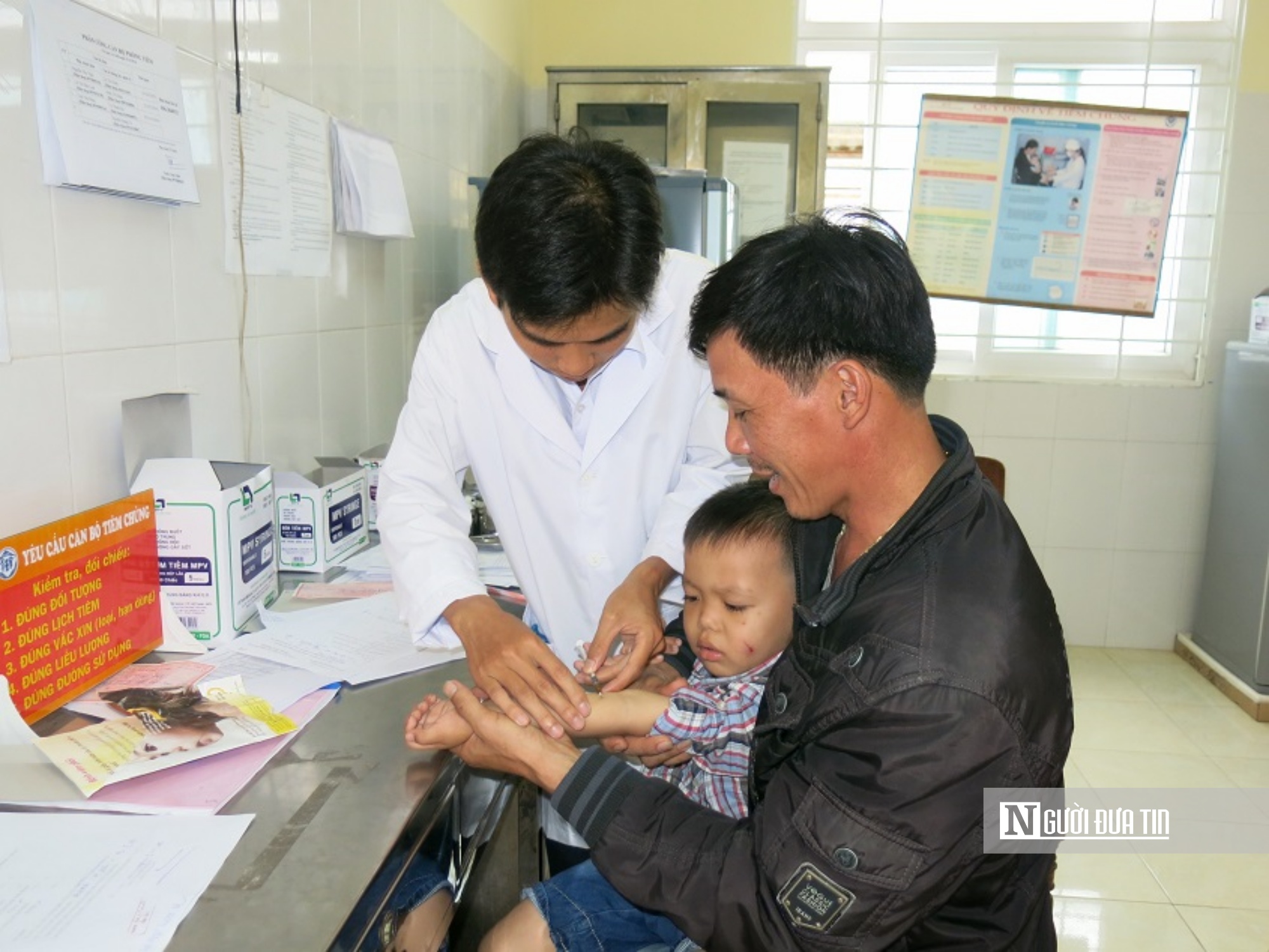 Cán bộ của CDC Bình Định tiêm vắc xin cho trẻ. Ảnh:CDC Bình Định Cán bộ của CDC Bình Định tiêm vắc xin cho trẻ. Ảnh:CDC Bình Định