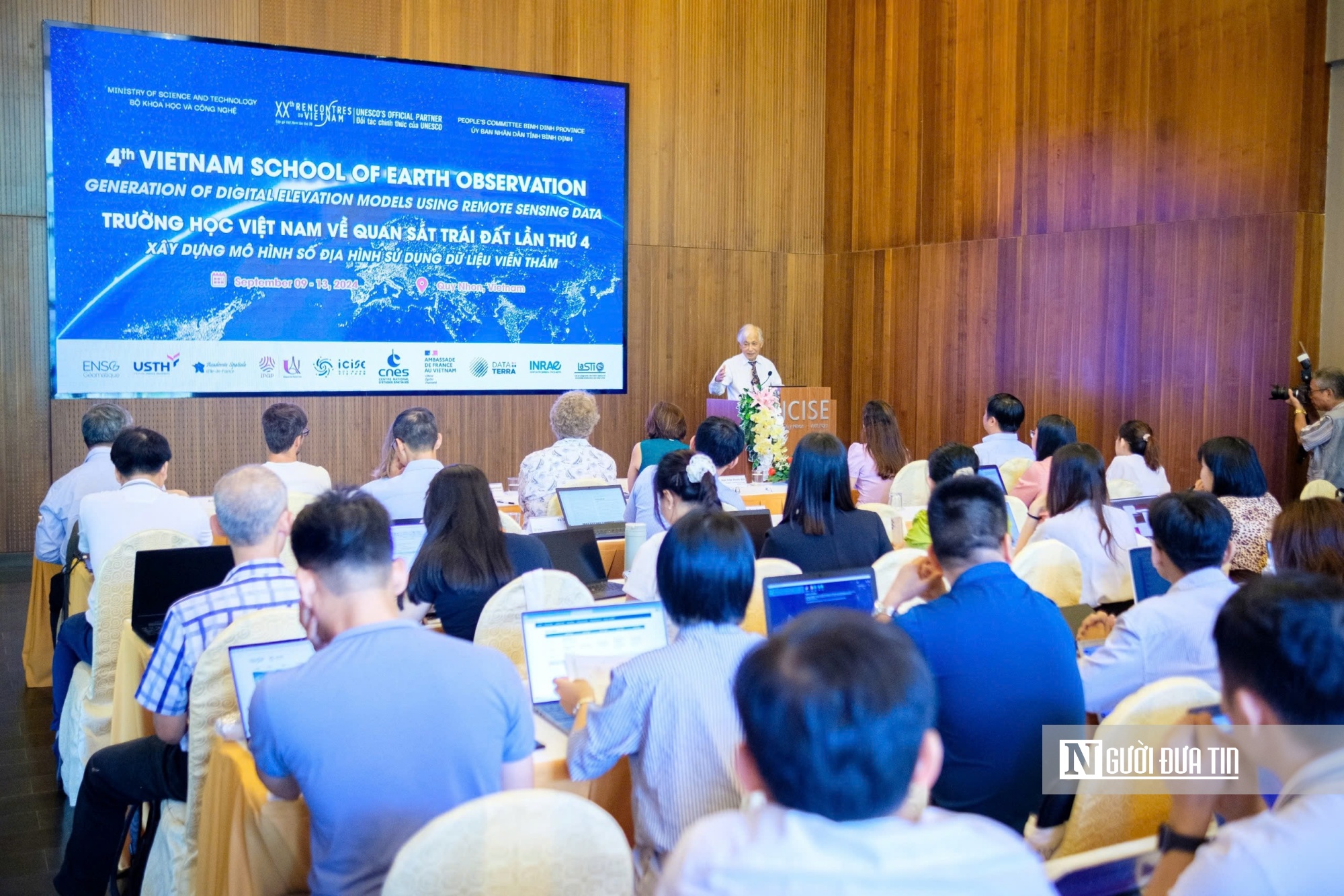 Hon 40 nhà khoa học về Bình Định dự trường học quan sát trái đất. Ảnh: Thanh Sơn Hon 40 nhà khoa học về Bình Định dự trường học quan sát trái đất. Ảnh: Thanh Sơn