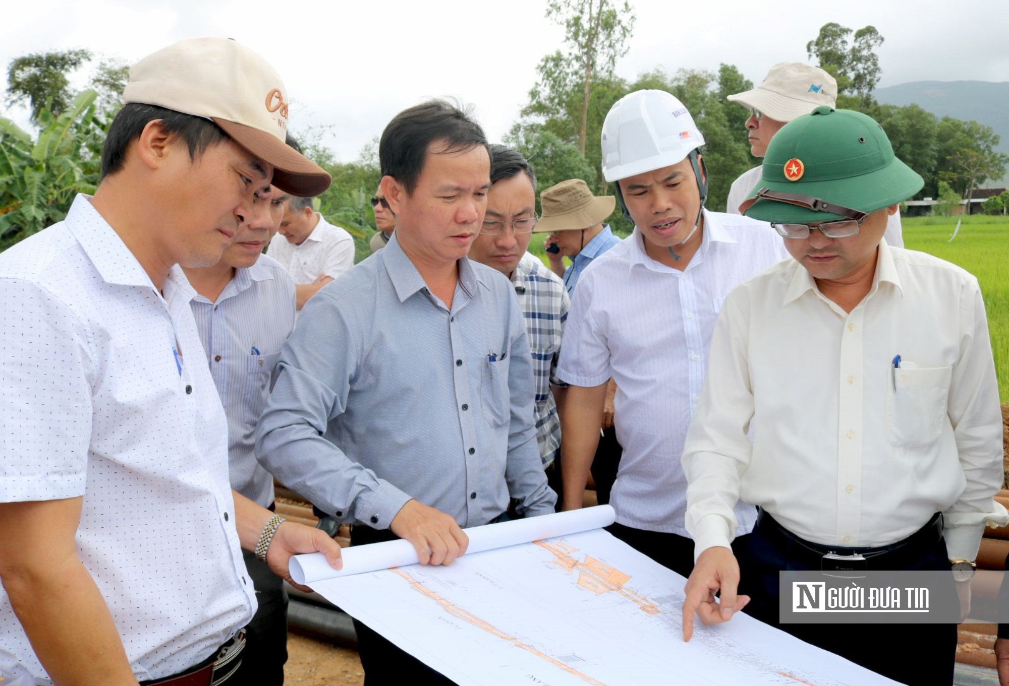 Phó Chủ tịch UBND tỉnh Bình Định Nguyễn Tự Công Hoàng (ngoài cùng bên phải ảnh) thường xuyên đi kiểm tra công trình, dự án án trọng điểm. Ảnh: Loan Nguyễn Phó Chủ tịch UBND tỉnh Bình Định Nguyễn Tự Công Hoàng (ngoài cùng bên phải ảnh) thường xuyên đi kiểm tra công trình, dự án án trọng điểm. Ảnh: Loan Nguyễn
