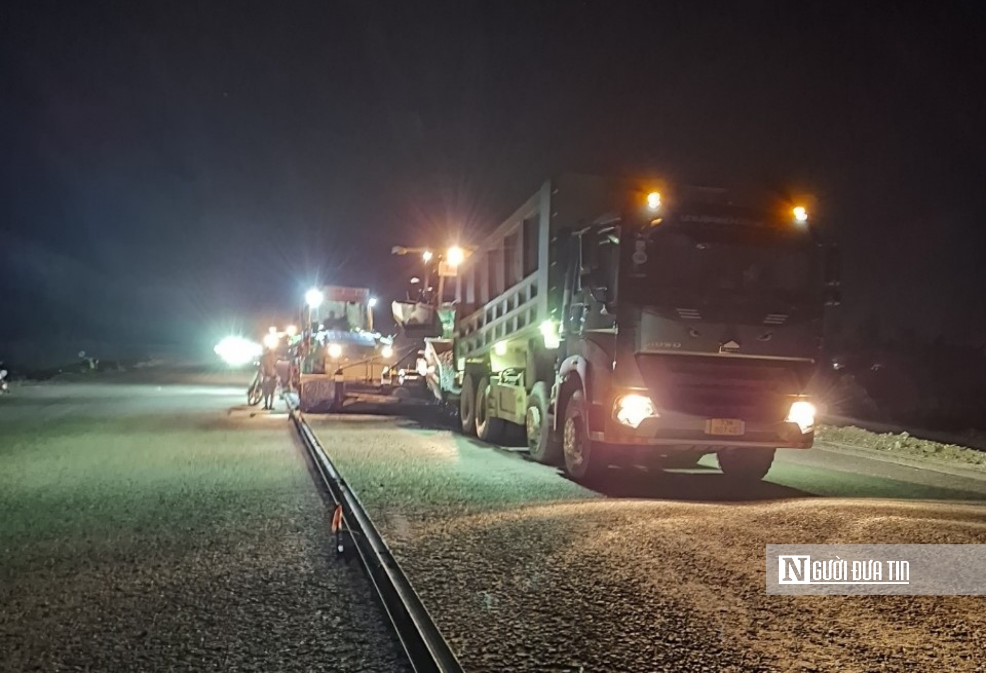 Các nhà thầu triển khai thi công đồng loạt, xuyên đêm trên công trường cao tốc Bắc- Nam đoạn qua Bình Định. Ảnh: Anh Huy Các nhà thầu triển khai thi công đồng loạt, xuyên đêm trên công trường cao tốc Bắc- Nam đoạn qua Bình Định. Ảnh: Anh Huy