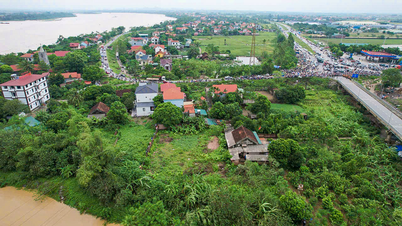 Cận cảnh nhịp cầu Phong Châu bị sập- Ảnh 5.