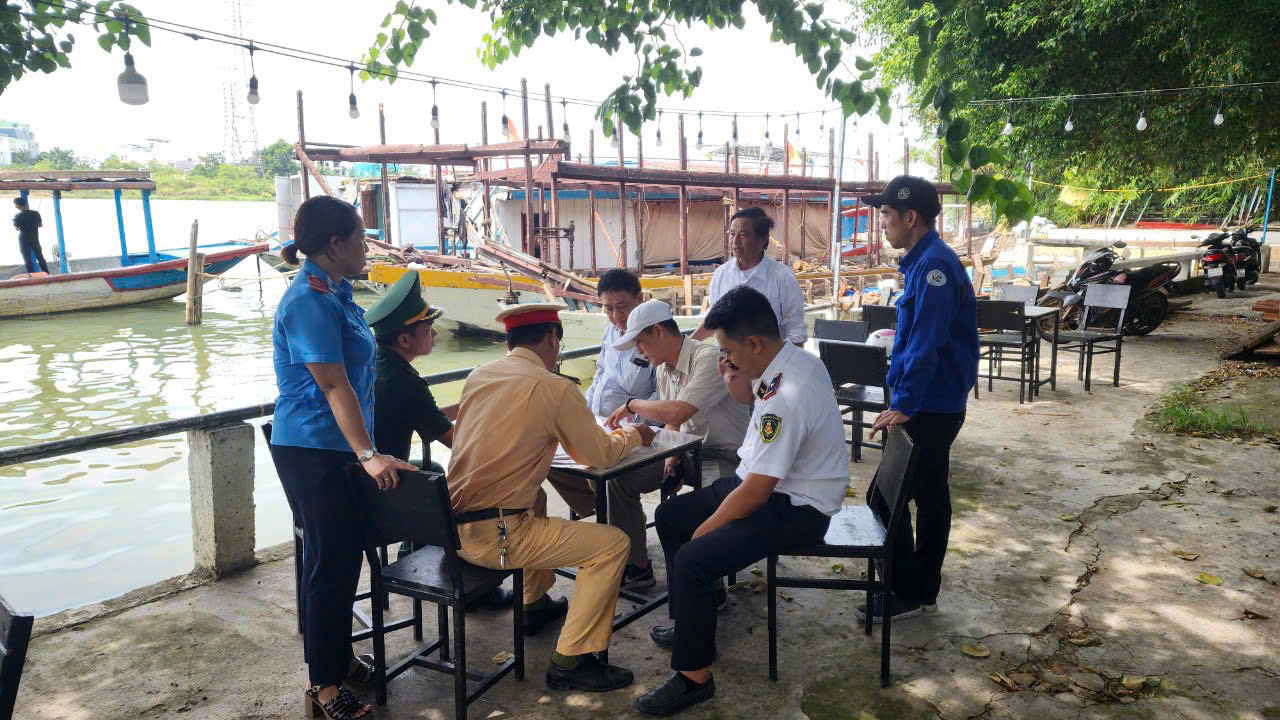 Bên cạnh việc xử phạt, cơ quan chức năng còn thực hiện công tác truyên truyền.