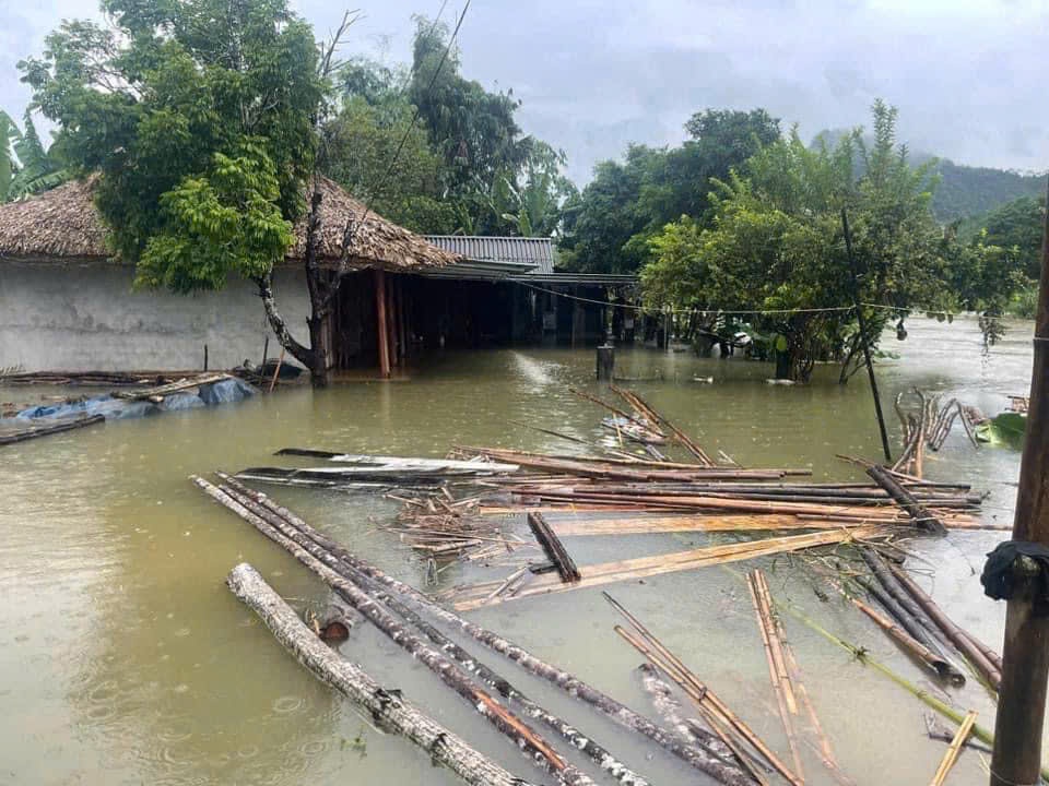 Khẩn cấp: Toàn bộ 8 cửa đáy Thủy điện Tuyên Quang được mở xả lũ đồng loạt- Ảnh 2. Khẩn cấp: Toàn bộ 8 cửa đáy Thủy điện Tuyên Quang được mở xả lũ đồng loạt- Ảnh 2.