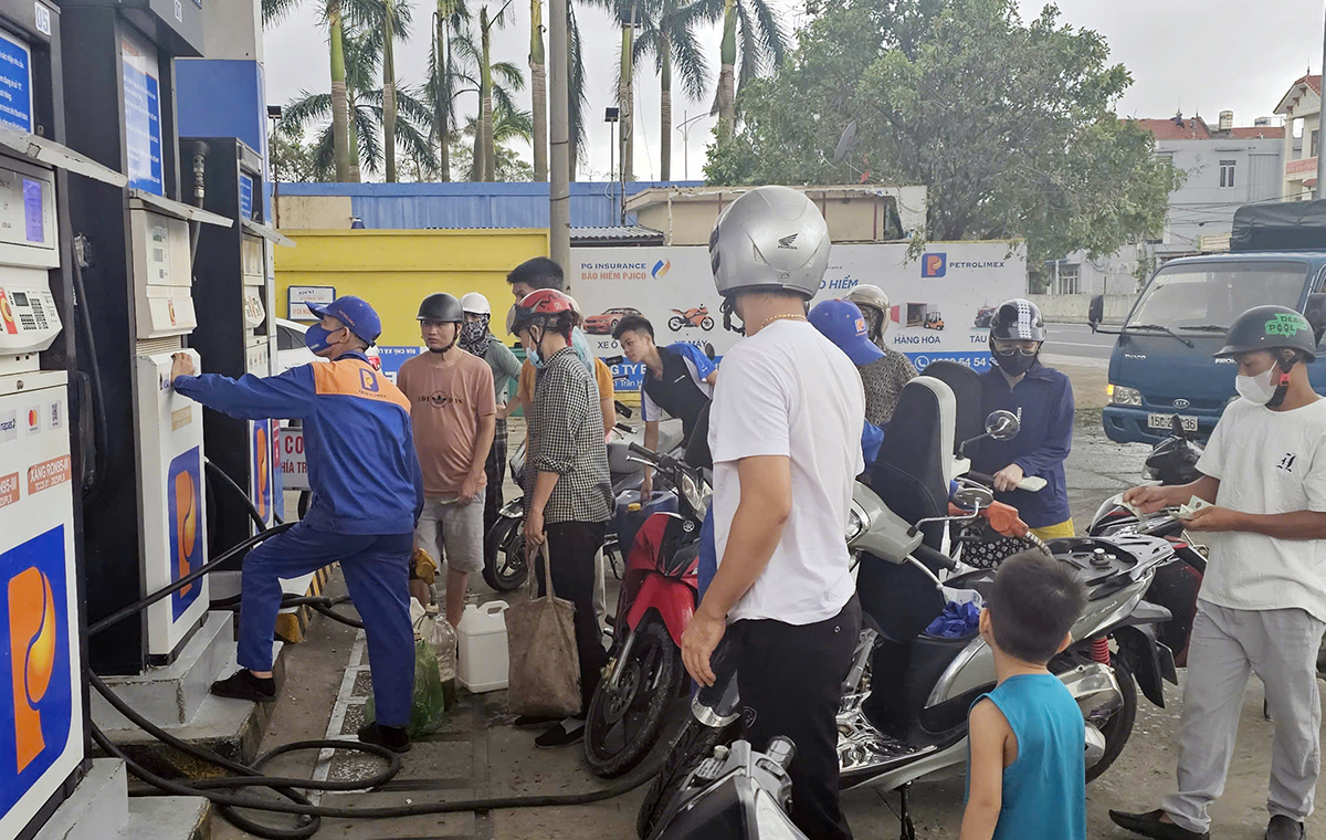 Người dân ngoại thành Hải Phòng đổ xô đi mua máy phát điện, sim điện thoại- Ảnh 2.