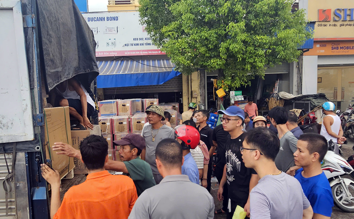 Người dân ngoại thành Hải Phòng đổ xô đi mua máy phát điện, sim điện thoại- Ảnh 3.