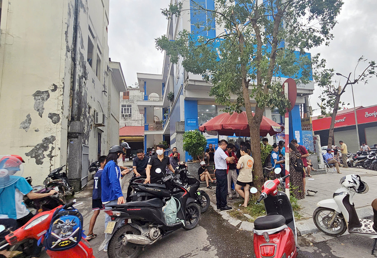 Người dân ngoại thành Hải Phòng đổ xô đi mua máy phát điện, sim điện thoại- Ảnh 1.