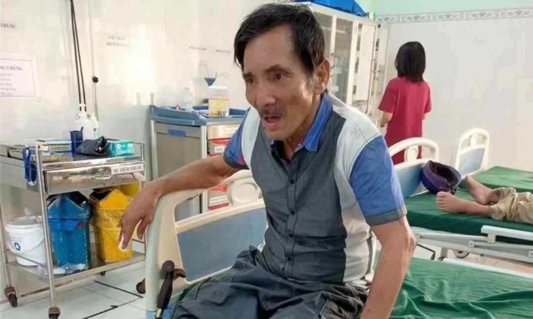 Hình ảnh nghệ sĩ Thương Tín nhập viện được lan truyền mới đây.