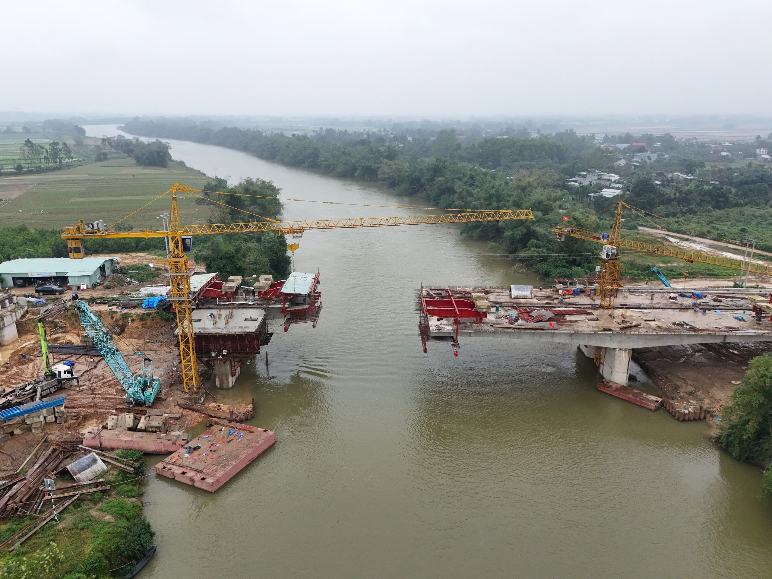 Sáng 1/1, thời tiết tại thành phố Đà Nẵng mưa rét, nhưng công nhân tại Dự án Cầu Quảng Đà và đường dẫn đầu cầu vẫn không ngừng tay, miệt mài thi công. Sáng 1/1, thời tiết tại thành phố Đà Nẵng mưa rét, nhưng công nhân tại Dự án Cầu Quảng Đà và đường dẫn đầu cầu vẫn không ngừng tay, miệt mài thi công.