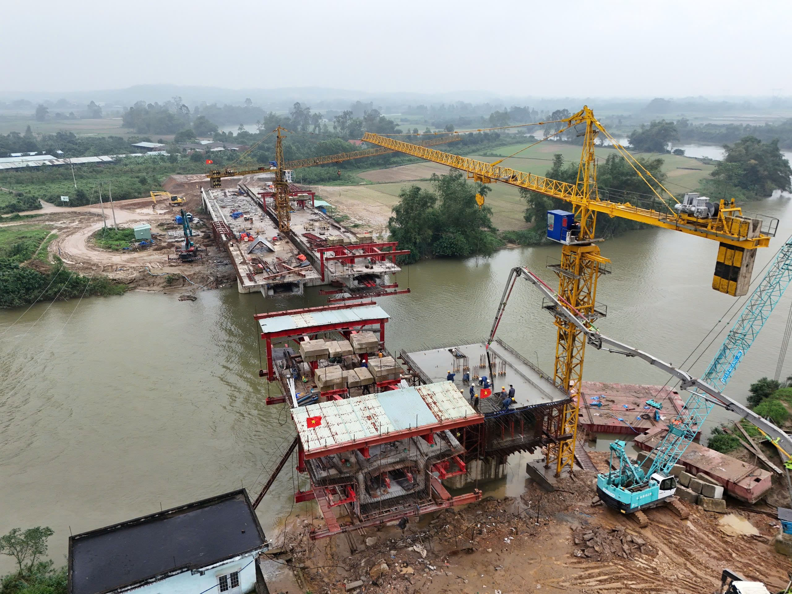 Dự án cầu Quảng Đà, bắc qua sông Yên, nối liền Đà Nẵng và Quảng Nam, không chỉ là công trình giao thông quan trọng mà còn là biểu tượng của sự hợp tác, gắn kết giữa hai địa phương. Dự án cầu Quảng Đà, bắc qua sông Yên, nối liền Đà Nẵng và Quảng Nam, không chỉ là công trình giao thông quan trọng mà còn là biểu tượng của sự hợp tác, gắn kết giữa hai địa phương.