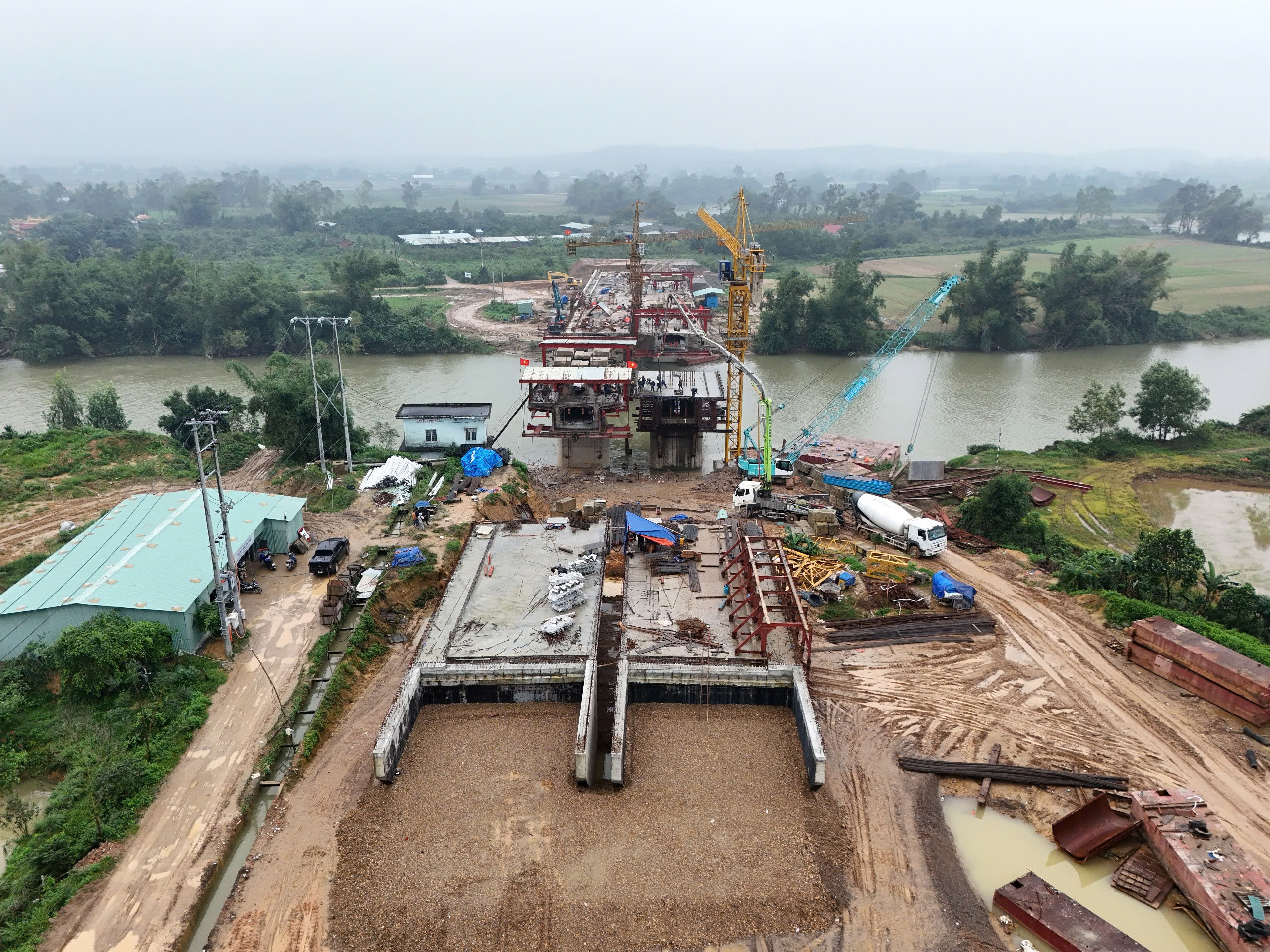 Dự án cầu Quảng Đà, khởi công vào tháng 12/2023, có tổng vốn đầu tư gần 275 tỷ đồng và dự kiến hoàn thành trong 510 ngày. Cầu dài 204m, rộng 22m, nối Đà Nẵng và Quảng Nam qua điểm giao với quốc lộ 14B tại xã Hòa Khương (Hòa Vang, Đà Nẵng) và kết nối với dự án tuyến đường vành đai phía Bắc tỉnh Quảng Nam. Dự án cầu Quảng Đà, khởi công vào tháng 12/2023, có tổng vốn đầu tư gần 275 tỷ đồng và dự kiến hoàn thành trong 510 ngày. Cầu dài 204m, rộng 22m, nối Đà Nẵng và Quảng Nam qua điểm giao với quốc lộ 14B tại xã Hòa Khương (Hòa Vang, Đà Nẵng) và kết nối với dự án tuyến đường vành đai phía Bắc tỉnh Quảng Nam.