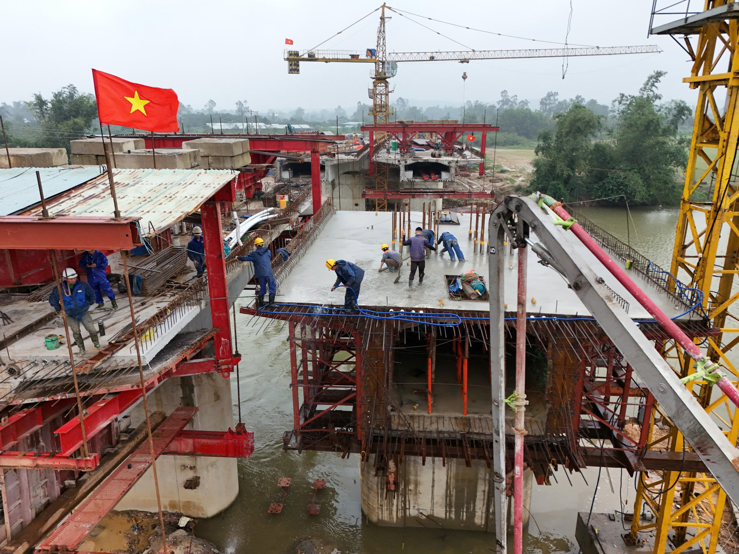 Công trình không chỉ phục vụ nhu cầu giao thông mà còn thúc đẩy phát triển kinh tế xã hội cho cả hai địa phương. Công trình không chỉ phục vụ nhu cầu giao thông mà còn thúc đẩy phát triển kinh tế xã hội cho cả hai địa phương.