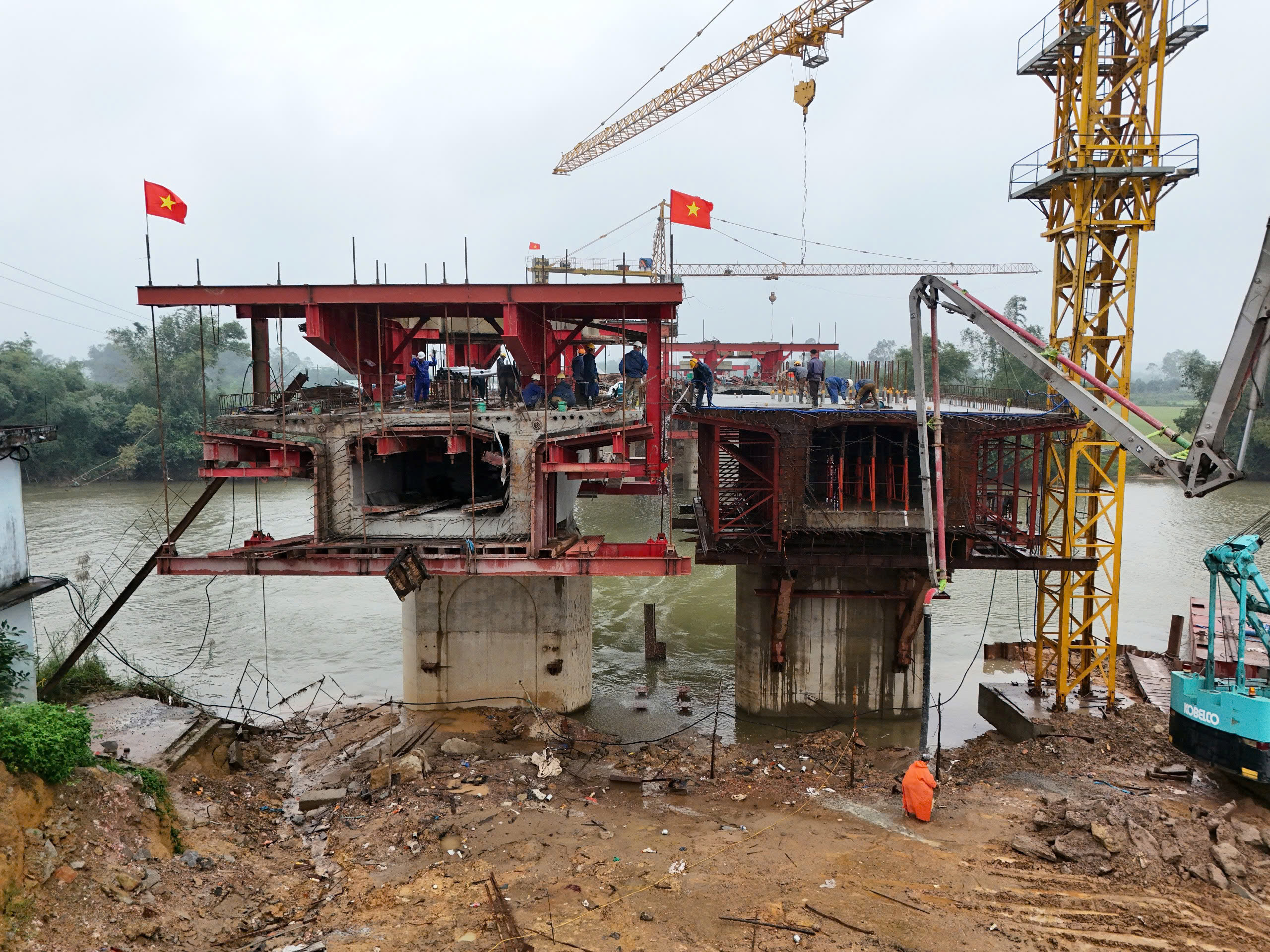 Theo ghi nhận, dù thời tiết không thuận lợi, với những cơn mưa lạnh kéo dài, hơn 100 công nhân vẫn làm việc hối hả suốt 3 ca, 4 kíp, thi công xuyên ngày đêm. Theo ghi nhận, dù thời tiết không thuận lợi, với những cơn mưa lạnh kéo dài, hơn 100 công nhân vẫn làm việc hối hả suốt 3 ca, 4 kíp, thi công xuyên ngày đêm.