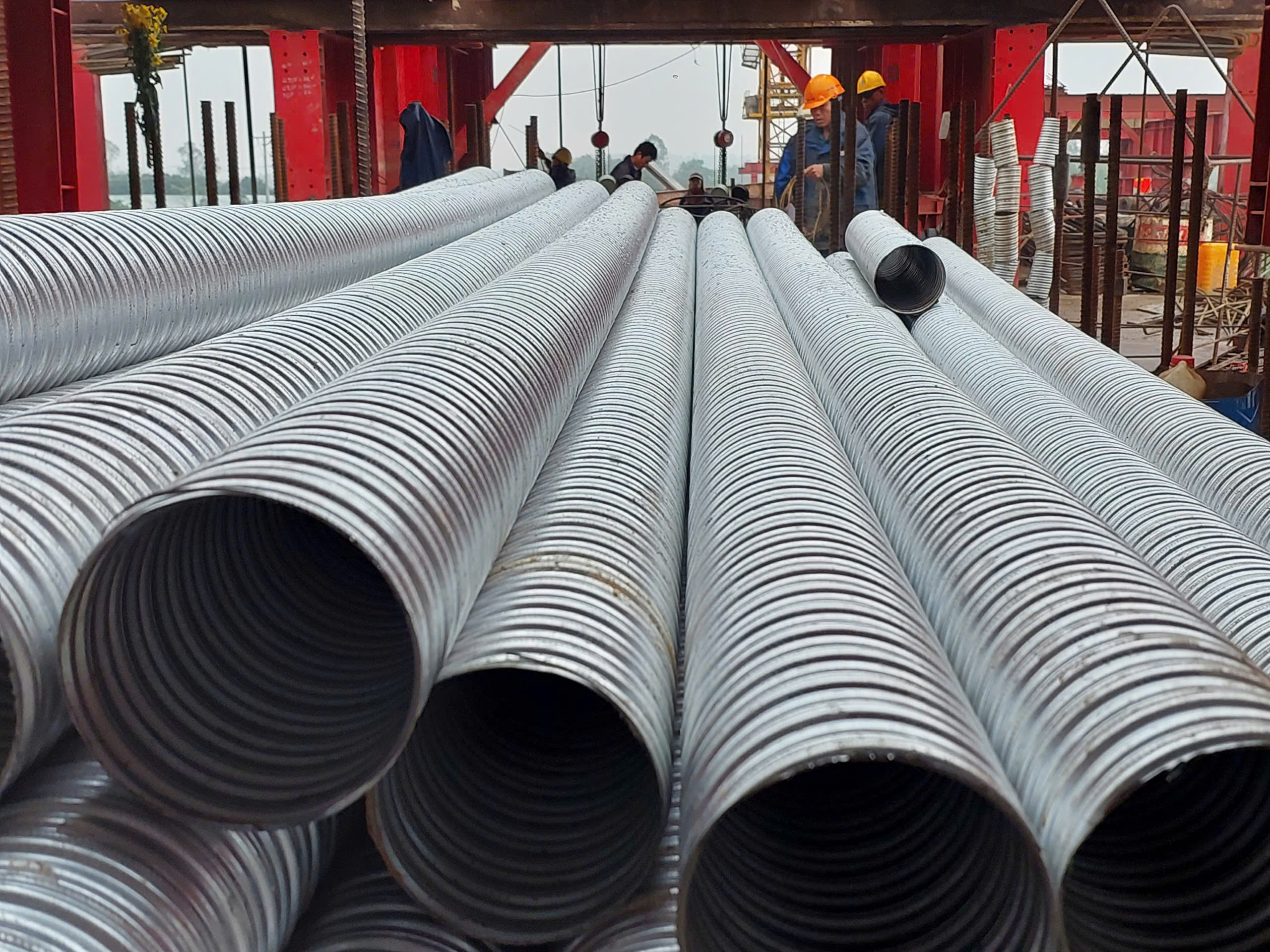 Hối hả ngày đầu năm trên công trường cầu tình nghĩa nối Quảng Nam – Đà Nẵng- Ảnh 14. Hối hả ngày đầu năm trên công trường cầu tình nghĩa nối Quảng Nam – Đà Nẵng- Ảnh 14.