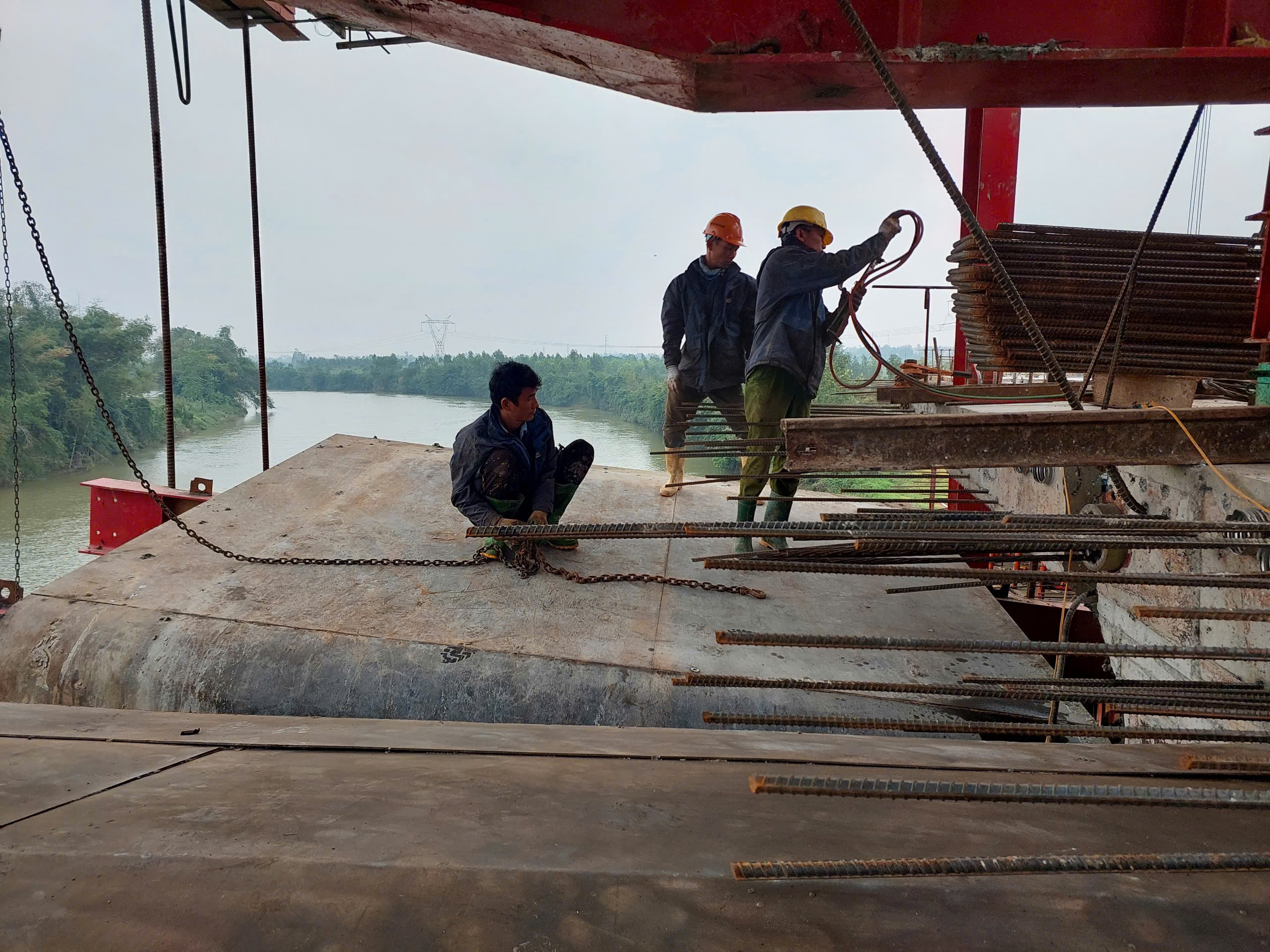 Tuy nhiên, công trường cũng đang đối mặt với không ít khó khăn. Ông Thoại cho biết, một trong những thách thức lớn hiện nay là việc thời tiết mưa rét kéo dài, ảnh hưởng đến tiến độ thi công. Tuy nhiên, công trường cũng đang đối mặt với không ít khó khăn. Ông Thoại cho biết, một trong những thách thức lớn hiện nay là việc thời tiết mưa rét kéo dài, ảnh hưởng đến tiến độ thi công.