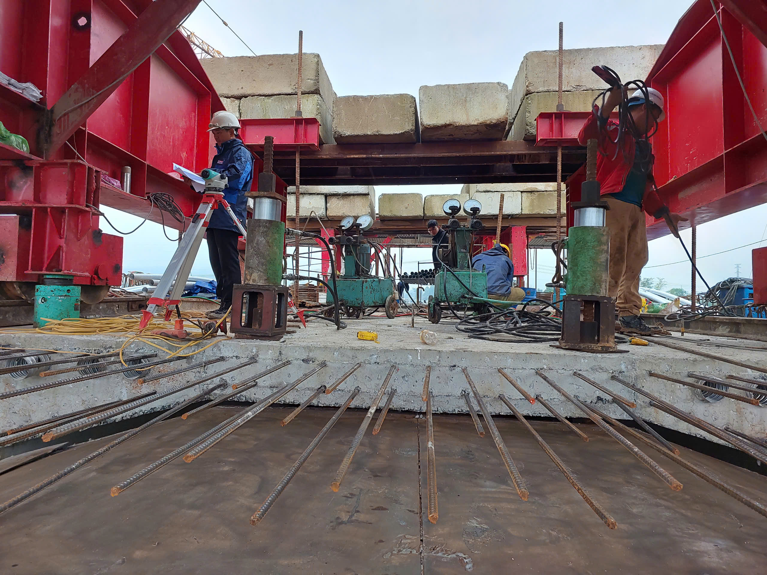 Đặc biệt, phần đất đắp đường dẫn lên cầu phía Đà Nẵng dài 1,2 km đang thiếu khoảng 35.000 khối đất. Chúng tôi đang gấp rút tìm kiếm nguồn đất để đảm bảo tiến độ công trình. Đặc biệt, phần đất đắp đường dẫn lên cầu phía Đà Nẵng dài 1,2 km đang thiếu khoảng 35.000 khối đất. Chúng tôi đang gấp rút tìm kiếm nguồn đất để đảm bảo tiến độ công trình.