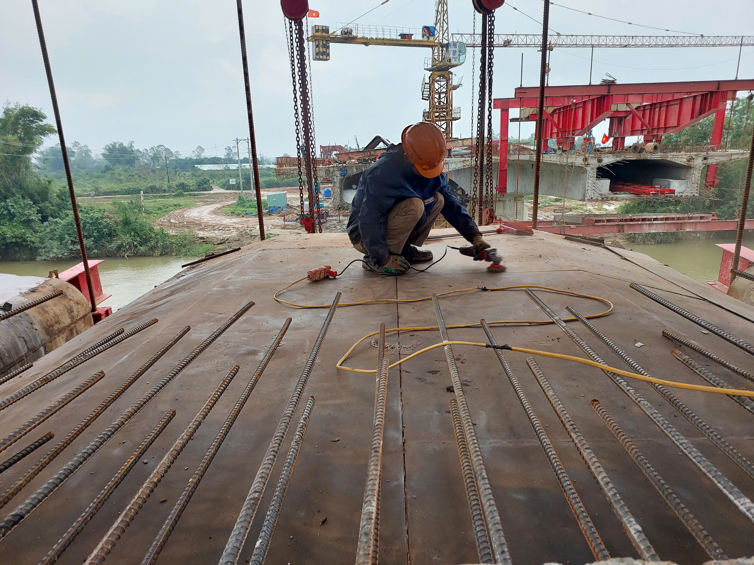 Để hoàn thành dự án đúng tiến độ, công nhân sẽ phải thi công xuyên suốt trong dịp Dương lịch và Tết Nguyên đán 2025. Để hoàn thành dự án đúng tiến độ, công nhân sẽ phải thi công xuyên suốt trong dịp Dương lịch và Tết Nguyên đán 2025.