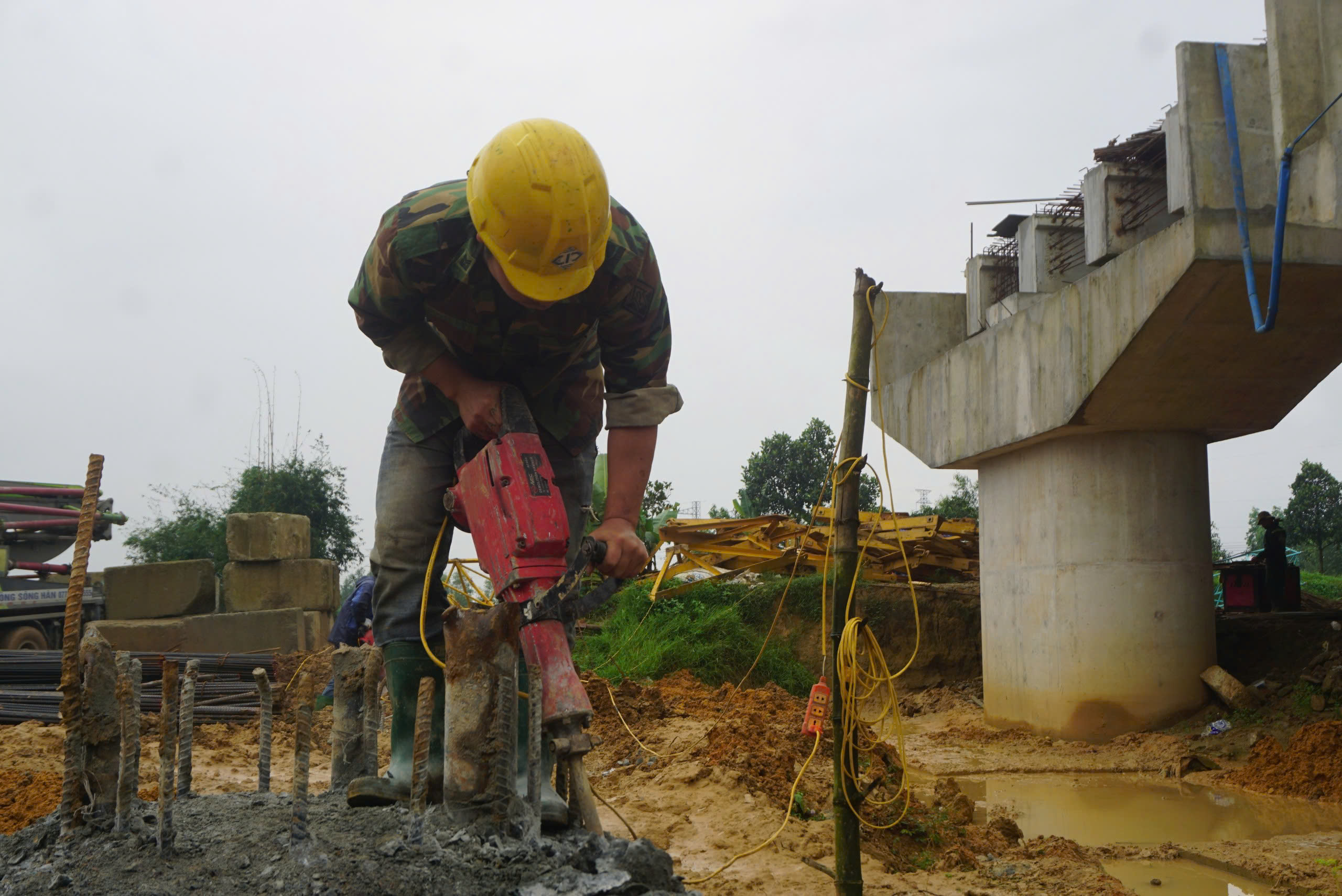 Anh Nguyễn Ngọc Thương, một công nhân khác, cũng chia sẻ: "Chúng tôi biết rằng dự án này có ý nghĩa rất lớn đối với cả Đà Nẵng và Quảng Nam, vì vậy, dù có vất vả thế nào, chúng tôi cũng sẽ hoàn thành công việc của mình để đóng góp cho sự phát triển chung của hai địa phương”. Anh Nguyễn Ngọc Thương, một công nhân khác, cũng chia sẻ: "Chúng tôi biết rằng dự án này có ý nghĩa rất lớn đối với cả Đà Nẵng và Quảng Nam, vì vậy, dù có vất vả thế nào, chúng tôi cũng sẽ hoàn thành công việc của mình để đóng góp cho sự phát triển chung của hai địa phương”.