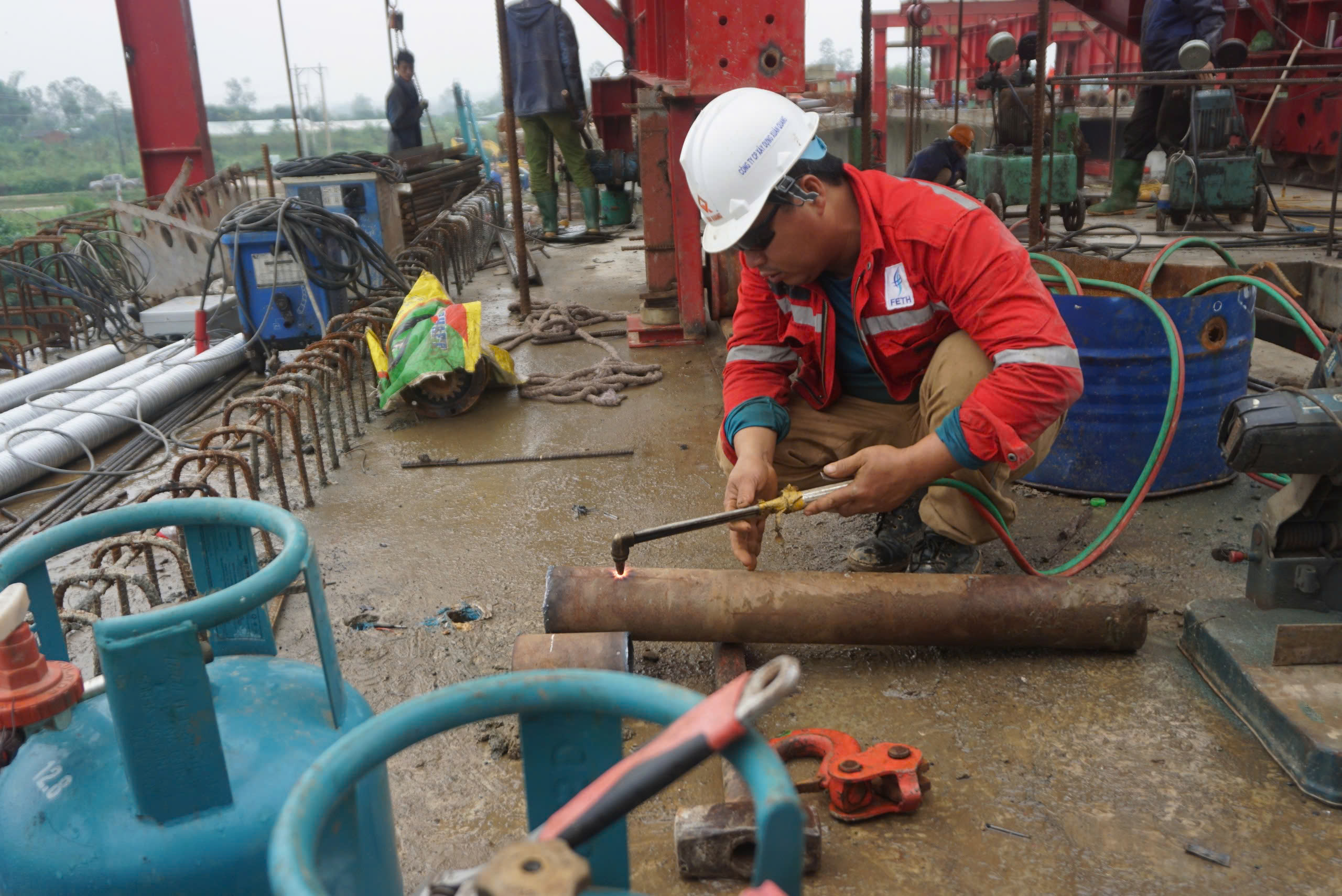 Anh Trần Văn Hưng, một công nhân làm việc tại công trường, chia sẻ: "Dịp Tết năm nay, tôi không thể về quê cùng gia đình. Tuy nhiên, tôi hiểu rằng công trình này rất quan trọng và tôi cùng đồng nghiệp sẽ cố gắng hết sức để hoàn thành đúng tiến độ. Dù mưa gió hay vất vả, chúng tôi đều sẵn sàng vượt qua”. Anh Trần Văn Hưng, một công nhân làm việc tại công trường, chia sẻ: "Dịp Tết năm nay, tôi không thể về quê cùng gia đình. Tuy nhiên, tôi hiểu rằng công trình này rất quan trọng và tôi cùng đồng nghiệp sẽ cố gắng hết sức để hoàn thành đúng tiến độ. Dù mưa gió hay vất vả, chúng tôi đều sẵn sàng vượt qua”.