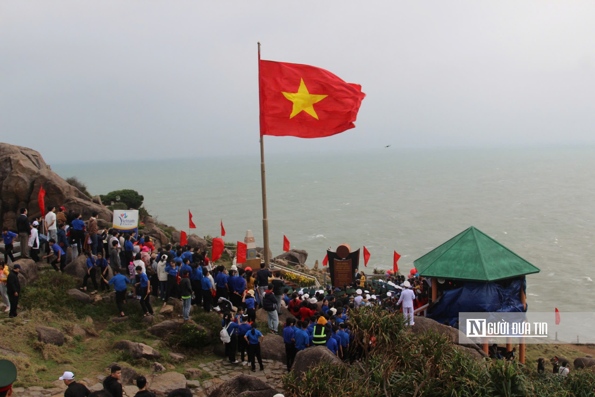 Phú Yên: Xúc động lễ chào cờ đầu năm và đón những vị khách đầu tiên tại Mũi Điện- Ảnh 3.