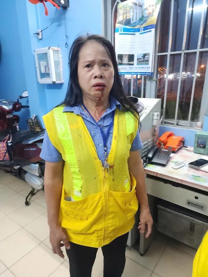 Bắt khẩn cấp người phụ nữ đánh nữ nhân viên gác chắn tàu ở TP.HCM- Ảnh 2. Bắt khẩn cấp người phụ nữ đánh nữ nhân viên gác chắn tàu ở TP.HCM- Ảnh 2.