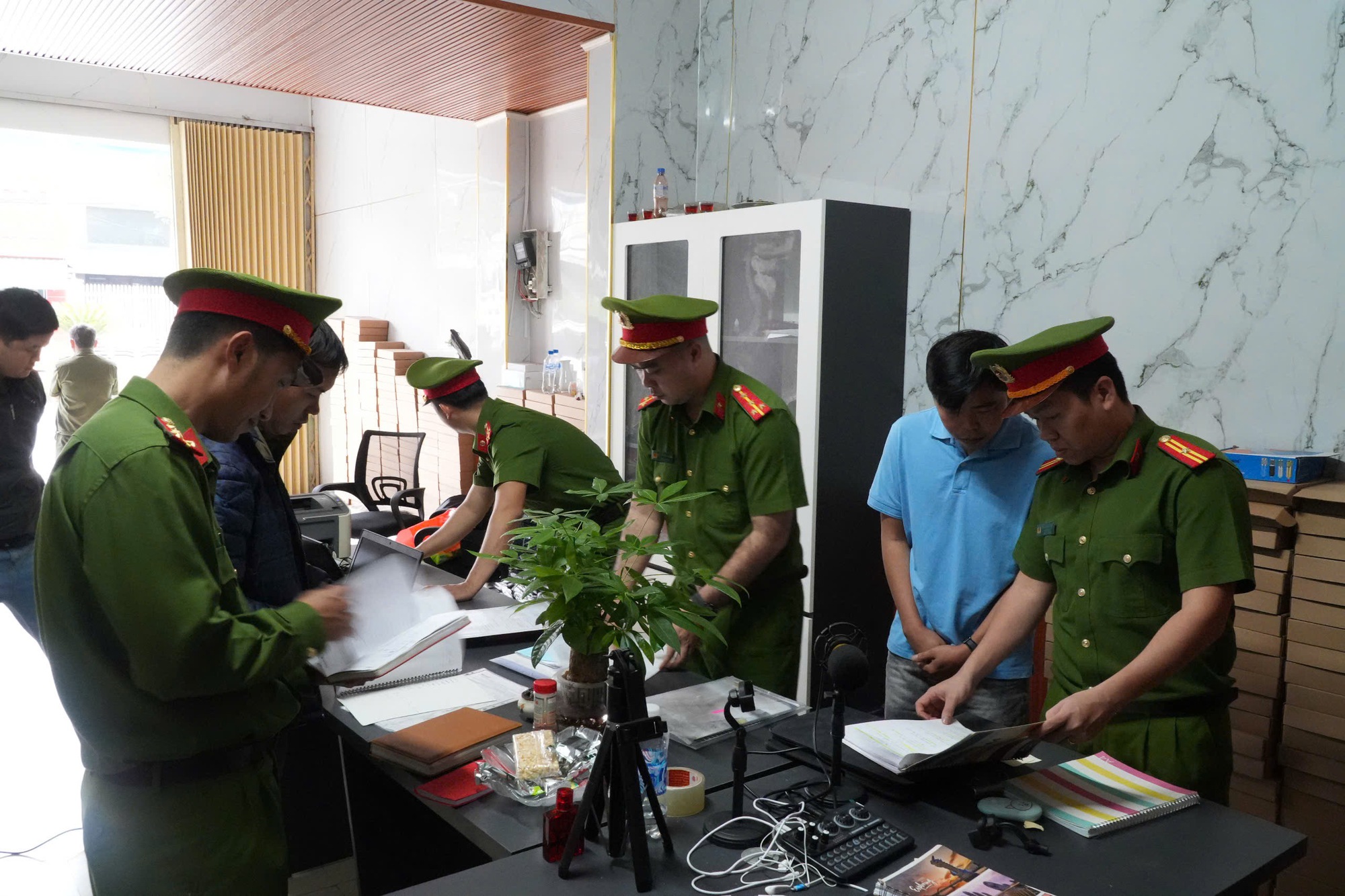 Quảng Ngãi:Triệt xoá tổ chức tín dụng đen núp bóng công ty cầm đồ, lãi "cắt cổ"- Ảnh 1.