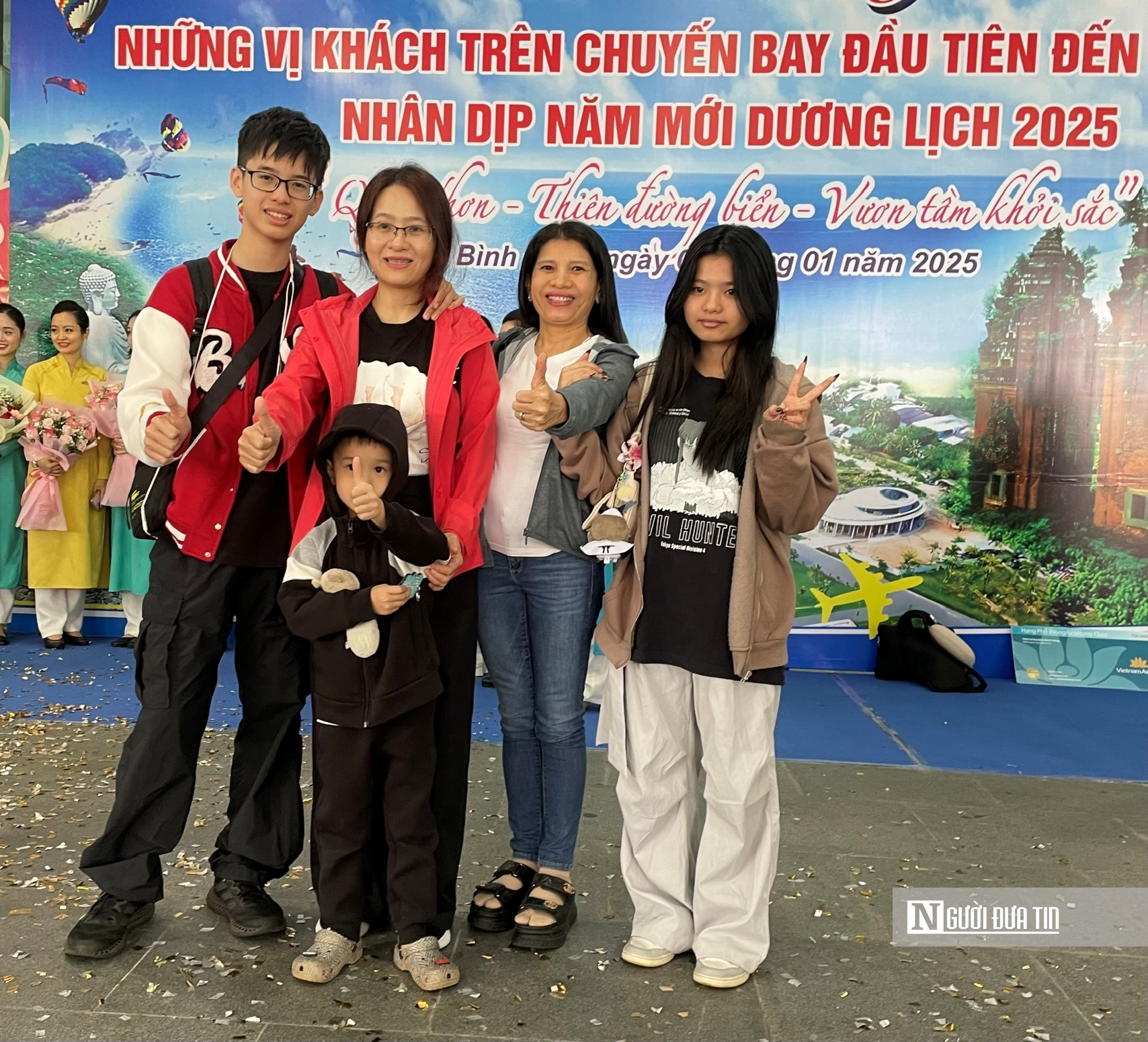 Gia đình anh Nguyễn Chúc Vũ (Tp.Hồ Chí Minh) tranh thủ check-in trước khi ra xe di chuyển về Tp.Quy Nhơn. Ảnh:Thu Dịu Gia đình anh Nguyễn Chúc Vũ (Tp.Hồ Chí Minh) tranh thủ check-in trước khi ra xe di chuyển về Tp.Quy Nhơn. Ảnh:Thu Dịu