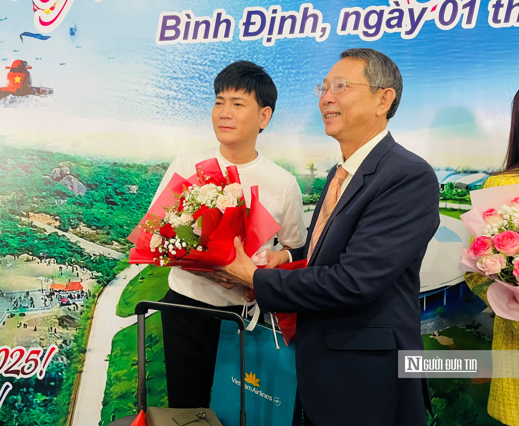 Nam ca sĩ Quách Thành Danh bất ngờ khi được nhận hoa từ lãnh đạo Sở Du lịch tỉnh Bình Định. Nam ca sĩ chia sẻ, đi lưu diễn nhiều nơi trong dịp năm mới, nhưng lần đầu tiên tới Bình Định, anh khá bất ngờ khi được chào đón đặc biệt thế này. Ảnh: Thu Dịu Nam ca sĩ Quách Thành Danh bất ngờ khi được nhận hoa từ lãnh đạo Sở Du lịch tỉnh Bình Định. Nam ca sĩ chia sẻ, đi lưu diễn nhiều nơi trong dịp năm mới, nhưng lần đầu tiên tới Bình Định, anh khá bất ngờ khi được chào đón đặc biệt thế này. Ảnh: Thu Dịu