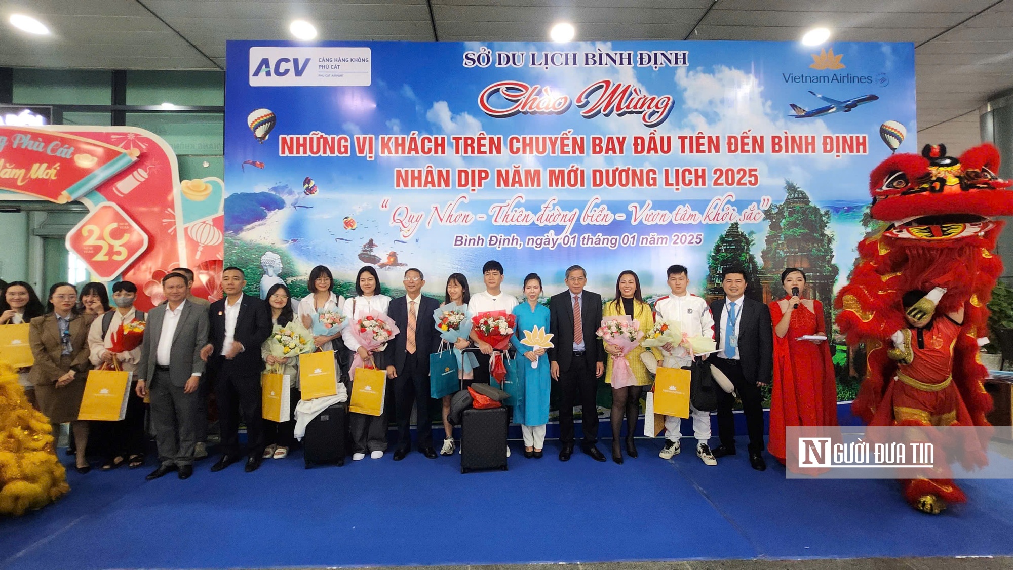 Đoàn khách 180 người “xông đất” Bình Định đầu năm mới- Ảnh 1. Đoàn khách 180 người “xông đất” Bình Định đầu năm mới- Ảnh 1.