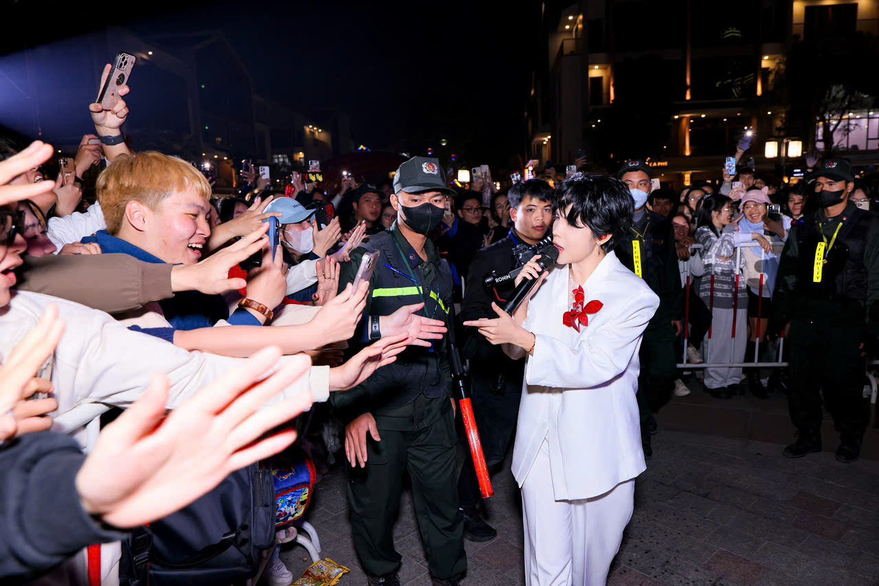 Gần 1 triệu khách đón năm mới 2025 tại các “điểm cầu” Vingroup- Ảnh 3. Gần 1 triệu khách đón năm mới 2025 tại các “điểm cầu” Vingroup- Ảnh 3.