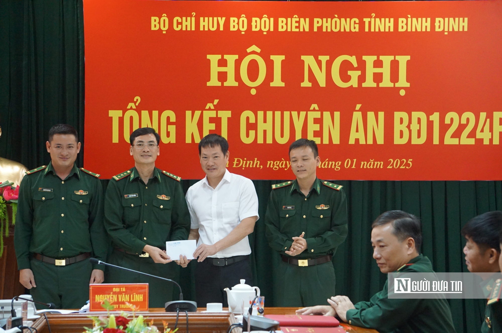 Ông Trần Sơn Tùng (áo trắng) gửi lời cảm ơn tới các thành viên của Ban chuyên án trong phá án, góp phần đem lại cuộc sống bình yên, hạnh phúc cho nhân dân. Ảnh: Thu Dịu Ông Trần Sơn Tùng (áo trắng) gửi lời cảm ơn tới các thành viên của Ban chuyên án trong phá án, góp phần đem lại cuộc sống bình yên, hạnh phúc cho nhân dân. Ảnh: Thu Dịu