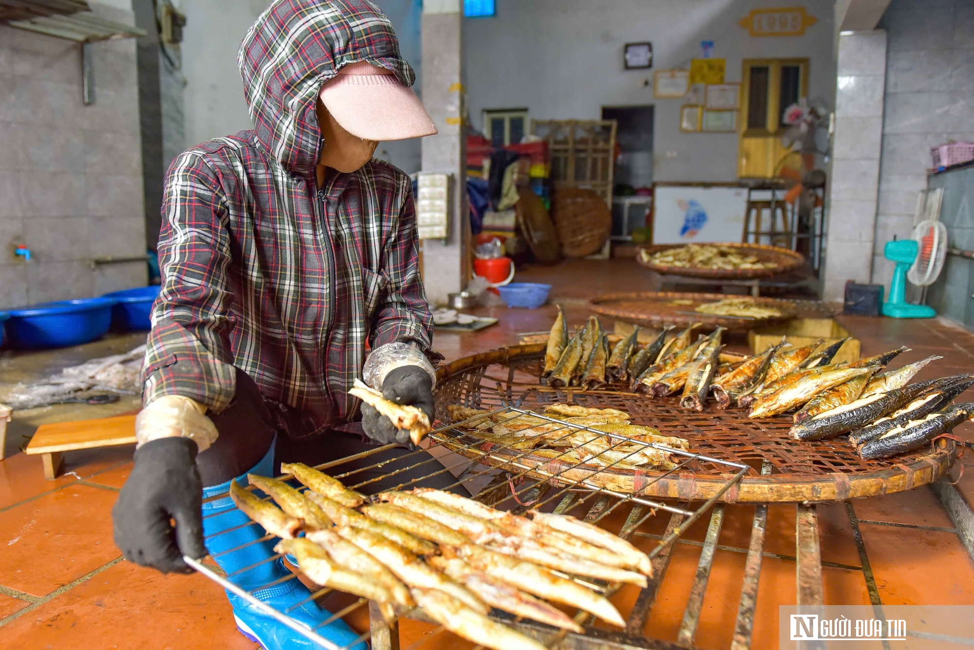 Ngư dân vùng biển xứ Thanh đỏ lửa ngày đêm nướng 4-5 tạ cá phục vụ Tết- Ảnh 4.