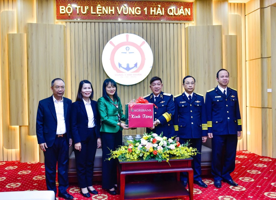 Agribank thăm và tặng quà cán bộ, chiến sĩ vùng biển đảo Đông Bắc nhân dịp Tết Ất Tỵ 2025- Ảnh 1. Agribank thăm và tặng quà cán bộ, chiến sĩ vùng biển đảo Đông Bắc nhân dịp Tết Ất Tỵ 2025- Ảnh 1.