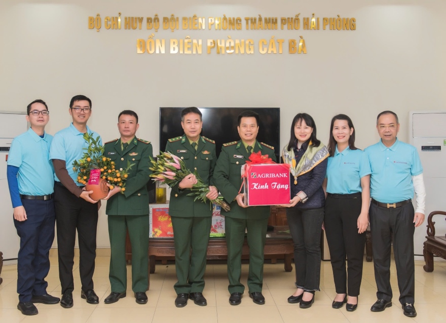 Agribank thăm và tặng quà cán bộ, chiến sĩ vùng biển đảo Đông Bắc nhân dịp Tết Ất Tỵ 2025- Ảnh 2. Agribank thăm và tặng quà cán bộ, chiến sĩ vùng biển đảo Đông Bắc nhân dịp Tết Ất Tỵ 2025- Ảnh 2.