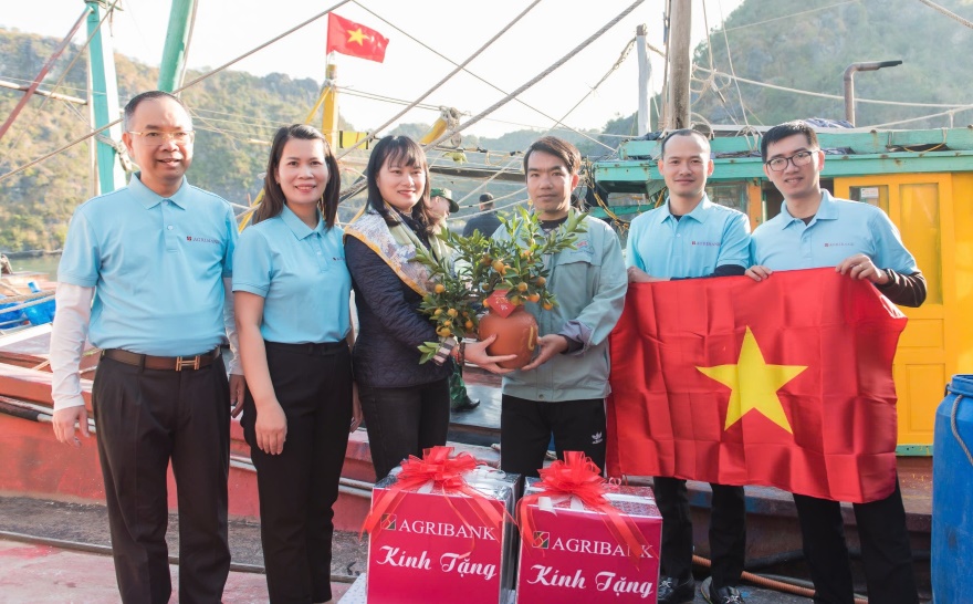 Agribank thăm và tặng quà cán bộ, chiến sĩ vùng biển đảo Đông Bắc nhân dịp Tết Ất Tỵ 2025- Ảnh 4. Agribank thăm và tặng quà cán bộ, chiến sĩ vùng biển đảo Đông Bắc nhân dịp Tết Ất Tỵ 2025- Ảnh 4.