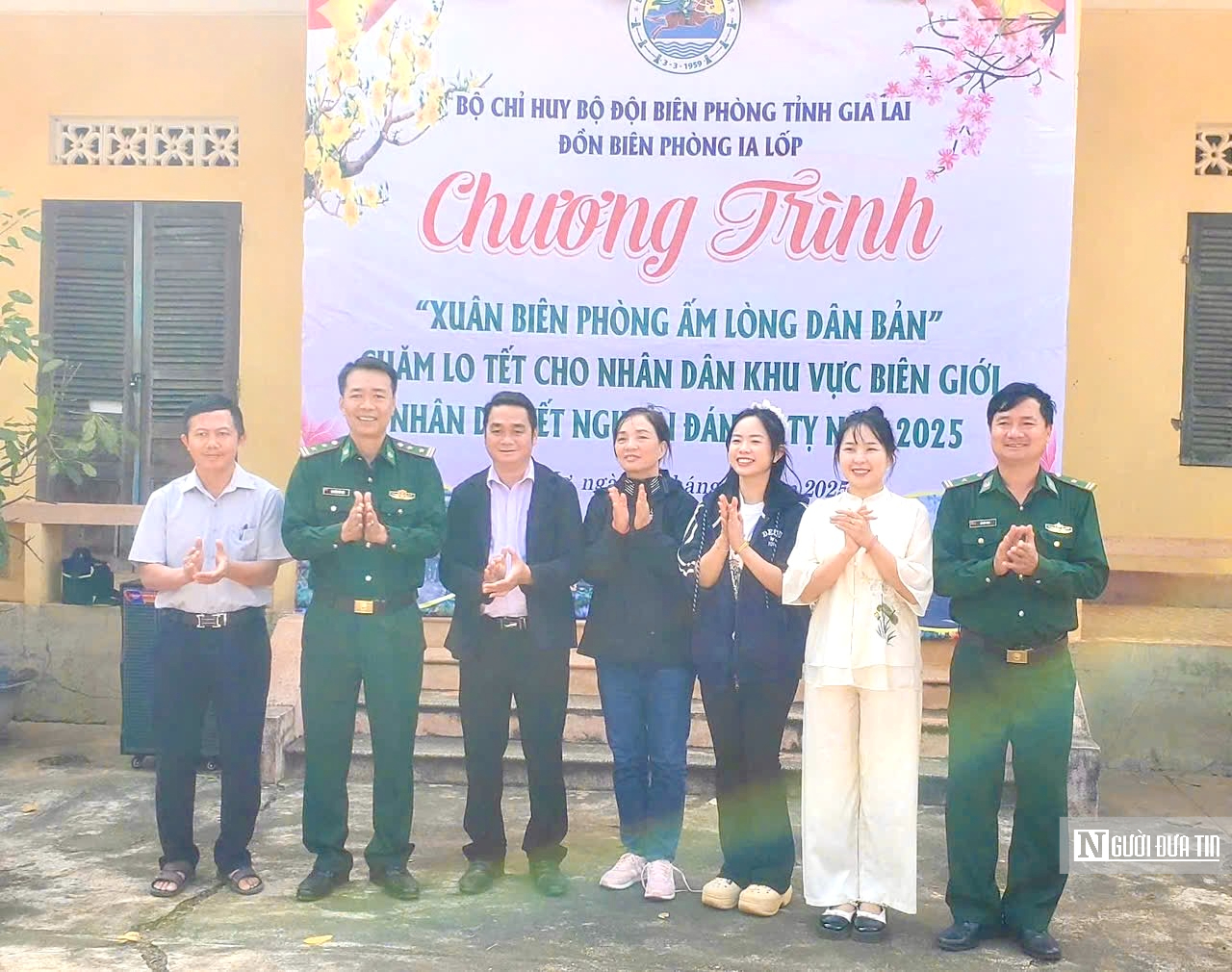 Gia Lai: Đồn Biên phòng Ia Lốp tặng quà, chúc Tết bà con biên giới- Ảnh 2.