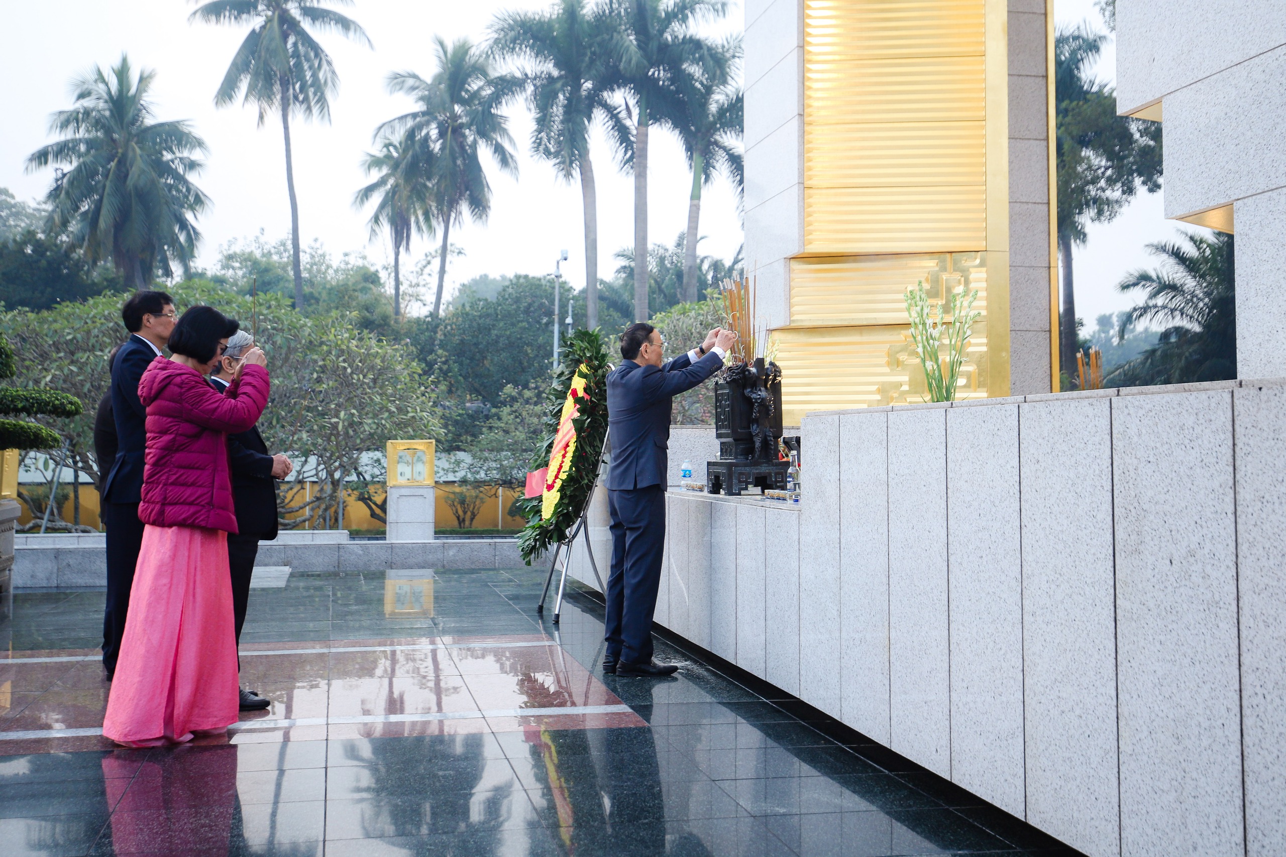 Lãnh đạo Hội Luật gia Việt Nam cùng đại biểu vào Lăng viếng Chủ tịch Hồ Chí Minh- Ảnh 3. Lãnh đạo Hội Luật gia Việt Nam cùng đại biểu vào Lăng viếng Chủ tịch Hồ Chí Minh- Ảnh 3.