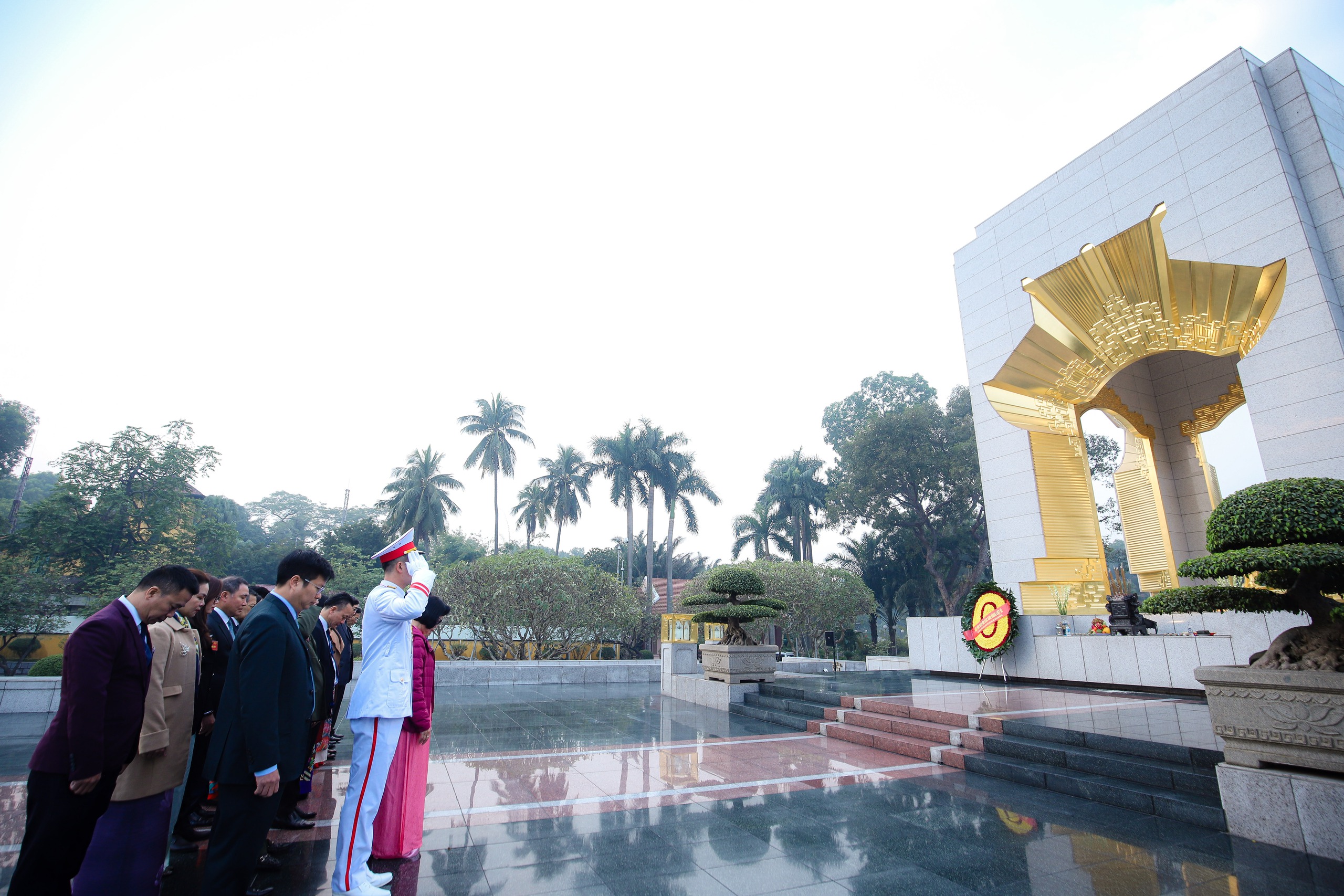 Lãnh đạo Hội Luật gia Việt Nam cùng đại biểu vào Lăng viếng Chủ tịch Hồ Chí Minh- Ảnh 4. Lãnh đạo Hội Luật gia Việt Nam cùng đại biểu vào Lăng viếng Chủ tịch Hồ Chí Minh- Ảnh 4.