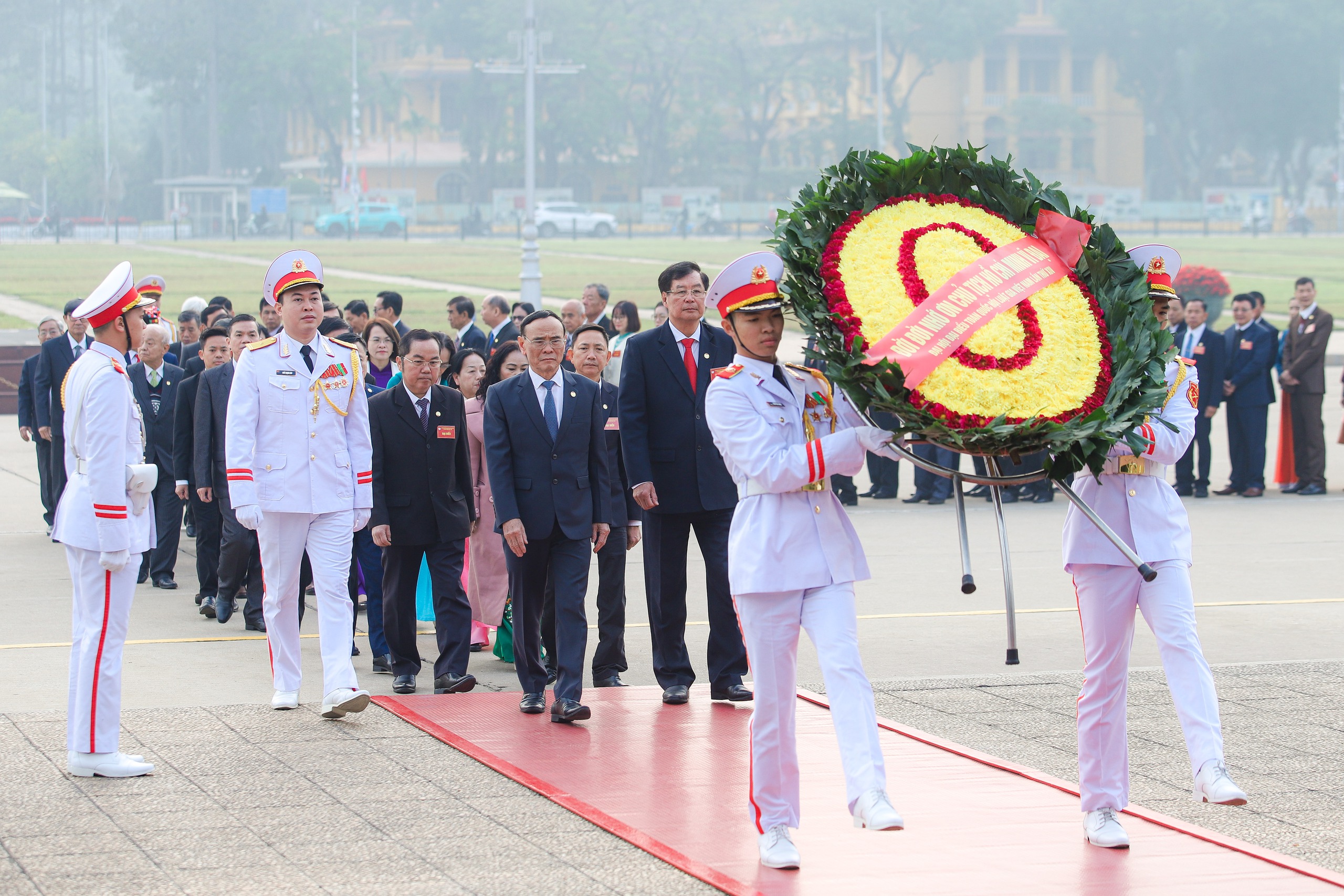 Lãnh đạo Hội Luật gia Việt Nam cùng đại biểu vào Lăng viếng Chủ tịch Hồ Chí Minh- Ảnh 5. Lãnh đạo Hội Luật gia Việt Nam cùng đại biểu vào Lăng viếng Chủ tịch Hồ Chí Minh- Ảnh 5.