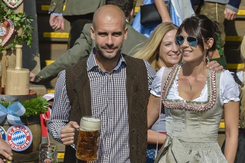 HLV Pep Guardiola và Cristina Serra. (Ảnh: Getty)