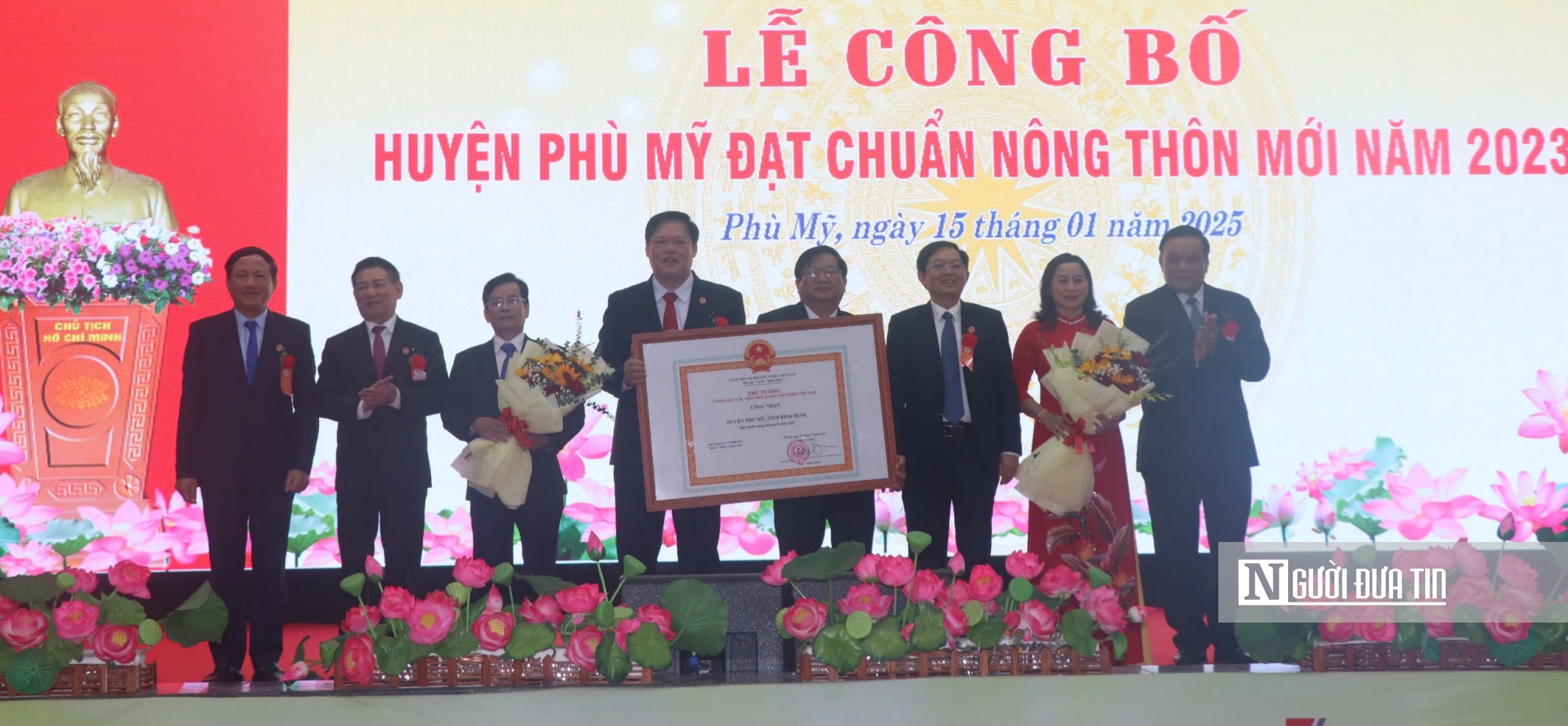 Phó Thủ tướng Chính phủ Hồ Đức Phớc trao bằng công nhận huyện Phù Mỹ đạt chuẩn nông thôn mới năm 2023. Ảnh: Thu Dịu