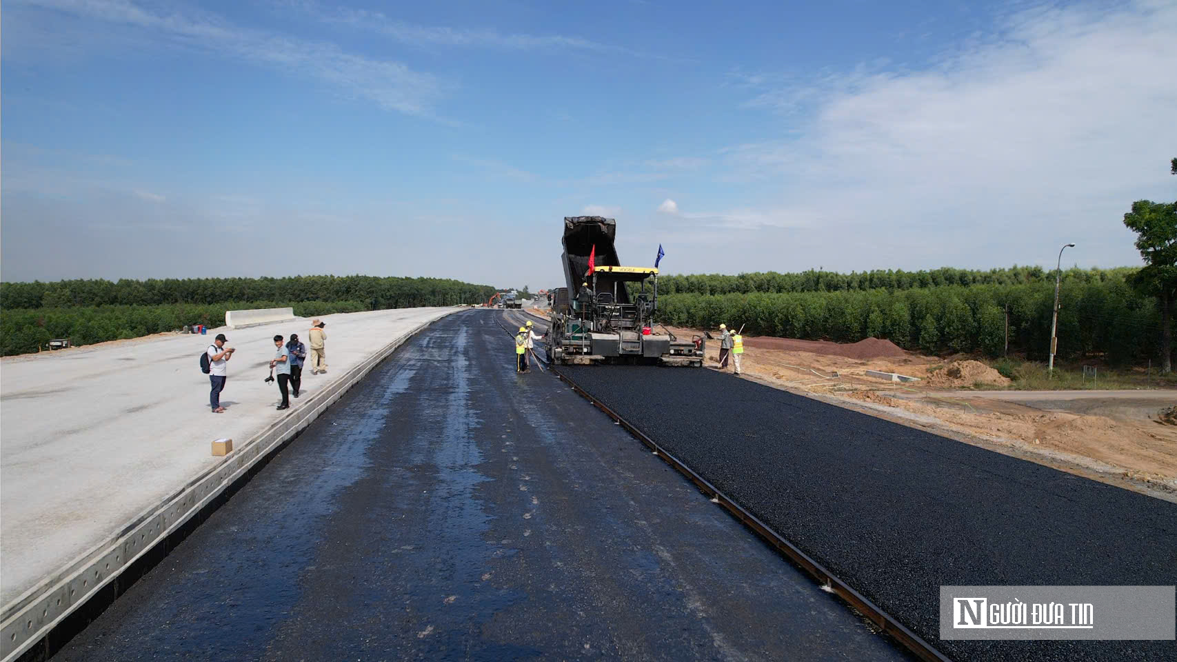 Cao tốc Biên Hòa - Vũng Tàu đoạn qua Đồng Nai: Cận cảnh những mét thảm nhựa đầu tiên - Ảnh 1.