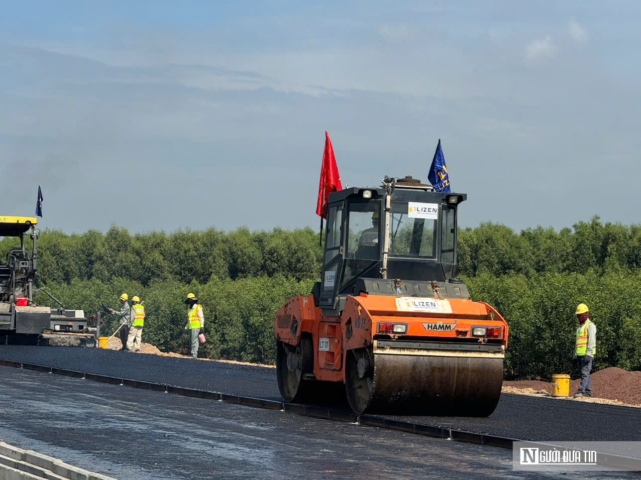 Cao tốc Biên Hòa - Vũng Tàu đoạn qua Đồng Nai: Cận cảnh những mét thảm nhựa đầu tiên - Ảnh 4.