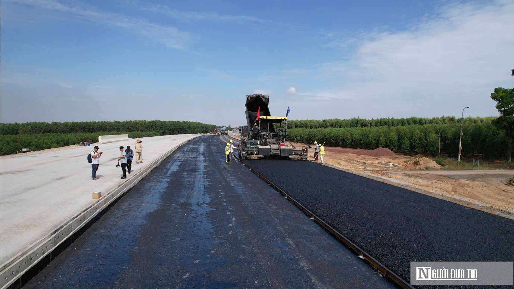 Cao tốc Biên Hòa - Vũng Tàu đoạn qua Đồng Nai: Cận cảnh những mét thảm nhựa đầu tiên - Ảnh 7.