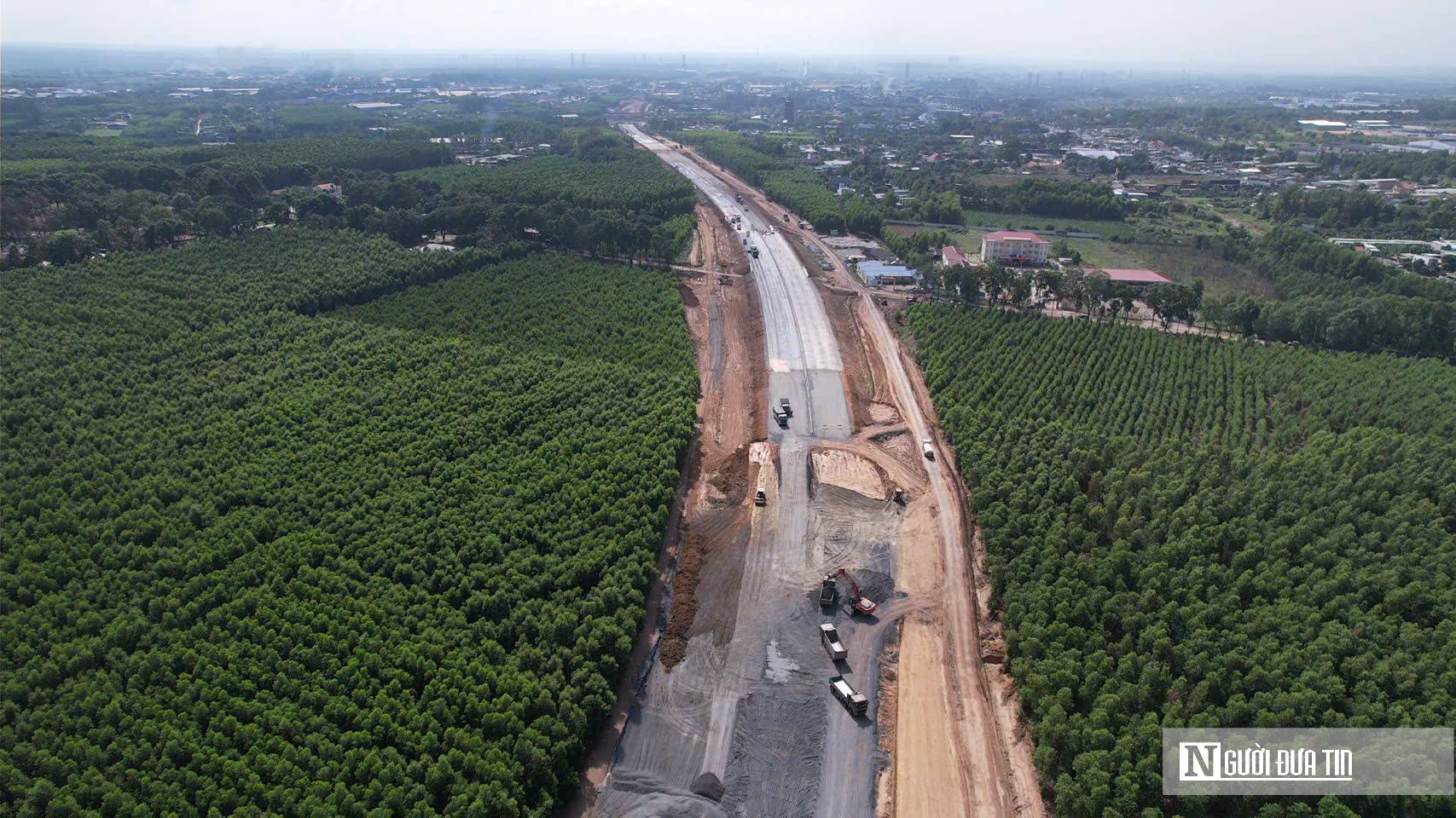 Cao tốc Biên Hòa - Vũng Tàu đoạn qua Đồng Nai: Cận cảnh những mét thảm nhựa đầu tiên - Ảnh 9.